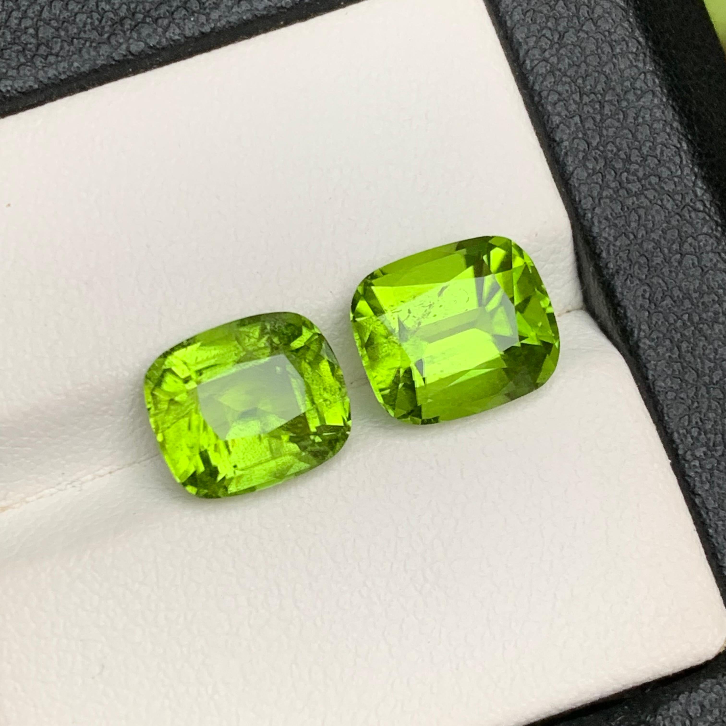 Contemporain Boucles d'oreilles péridot naturel vert vif, pierres en vrac 6.75 ct taille coussin en vente