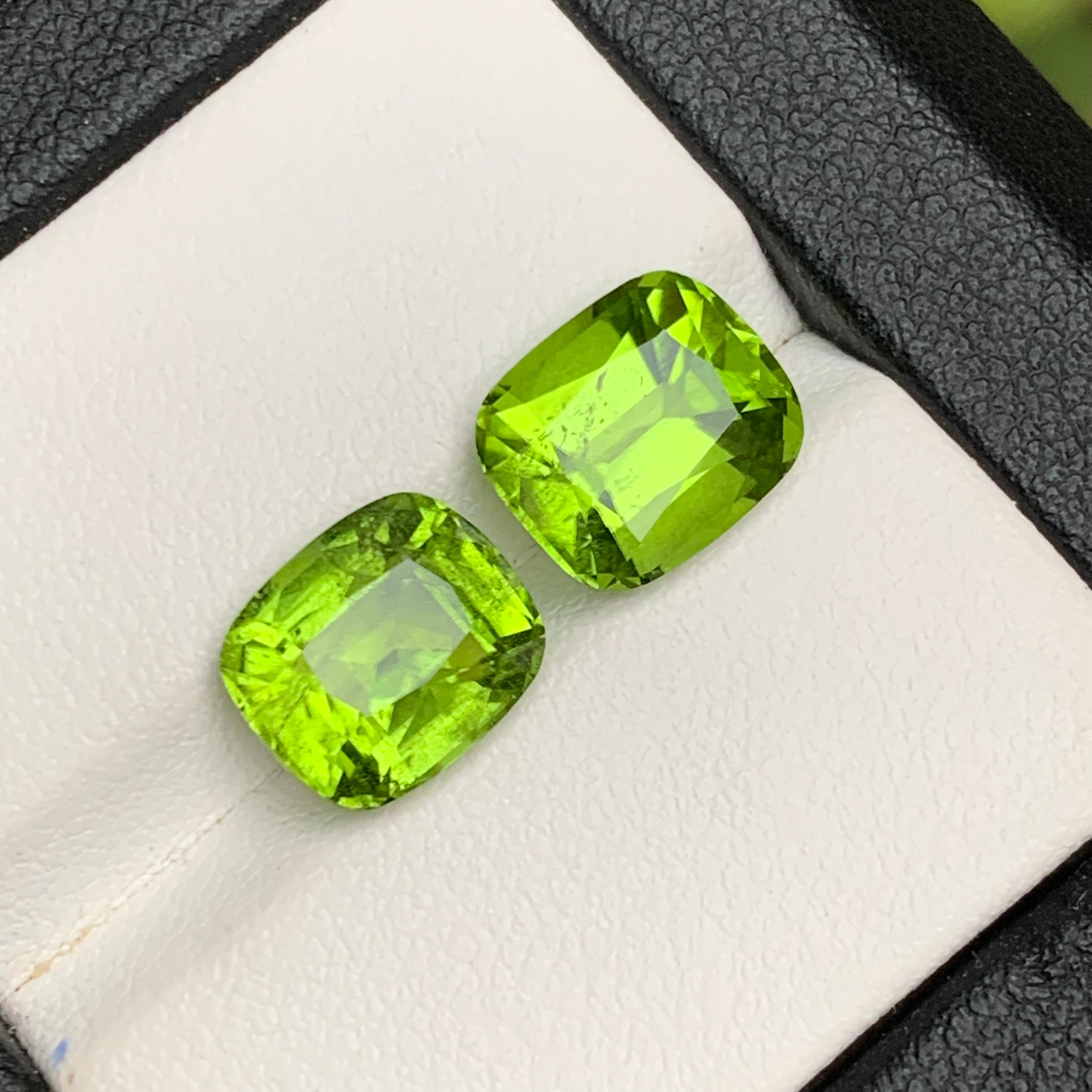 Boucles d'oreilles péridot naturel vert vif, pierres en vrac 6.75 ct taille coussin en vente 2
