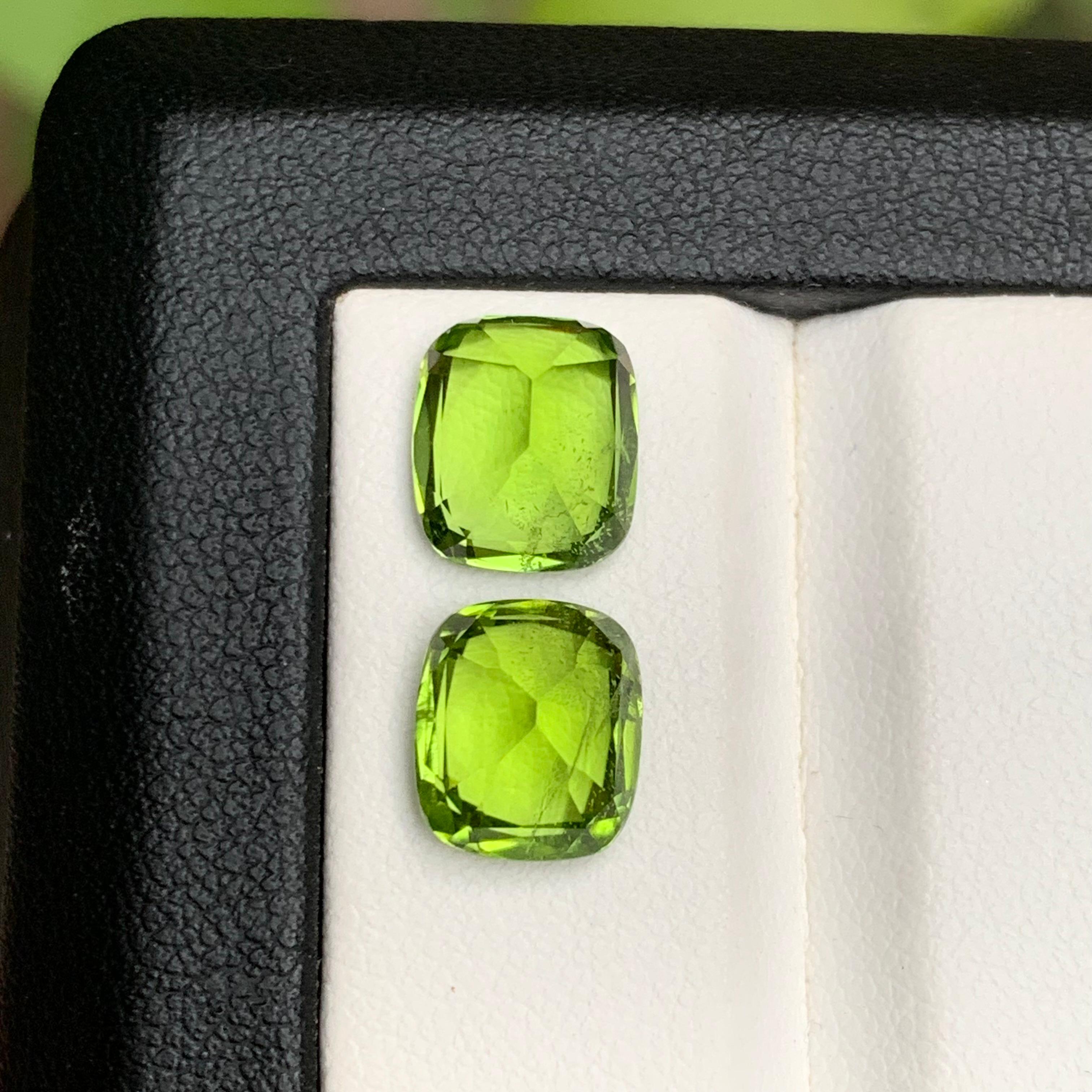 Boucles d'oreilles péridot naturel vert vif, pierres en vrac 6.75 ct taille coussin Unisexe en vente