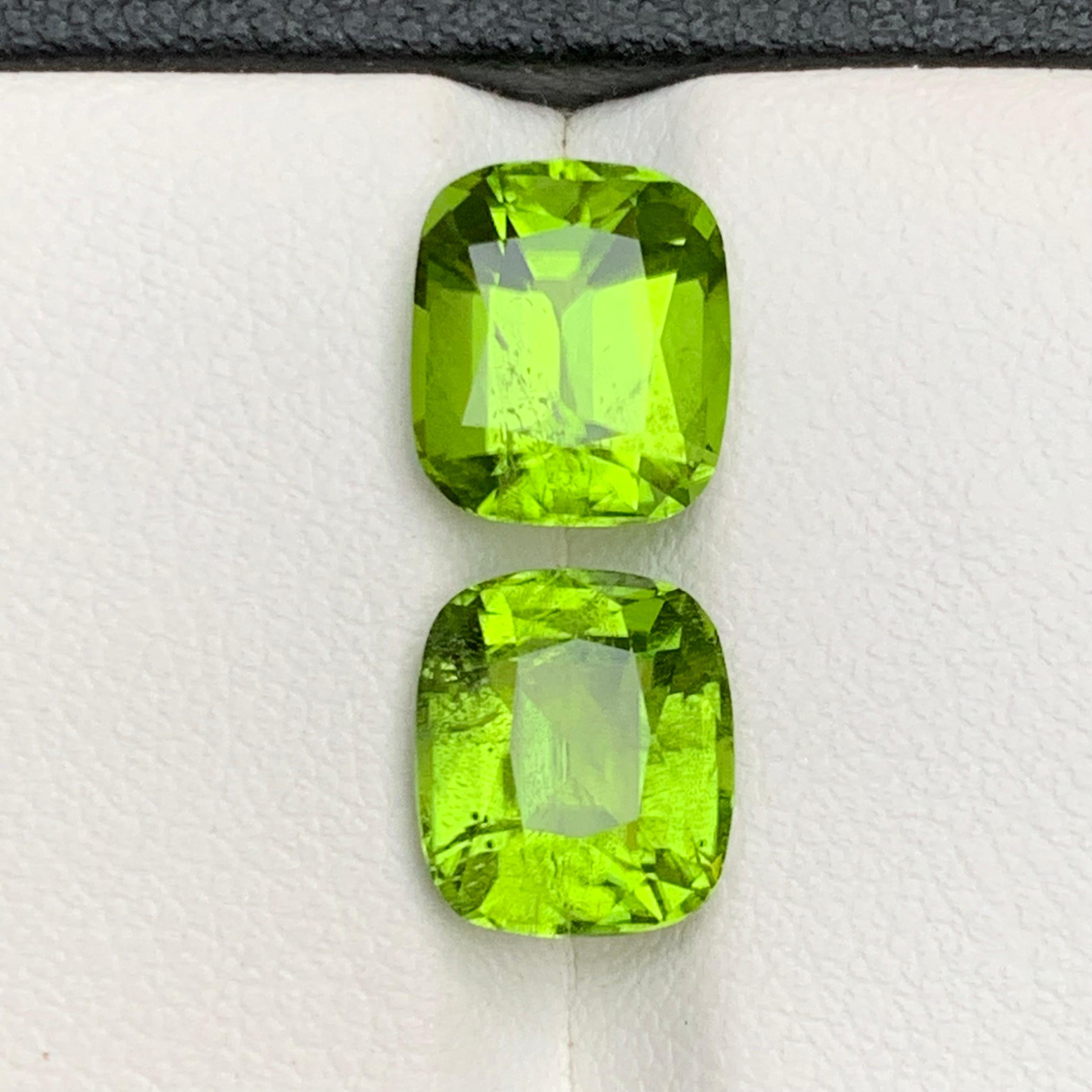 Boucles d'oreilles péridot naturel vert vif, pierres en vrac 6.75 ct taille coussin en vente 3