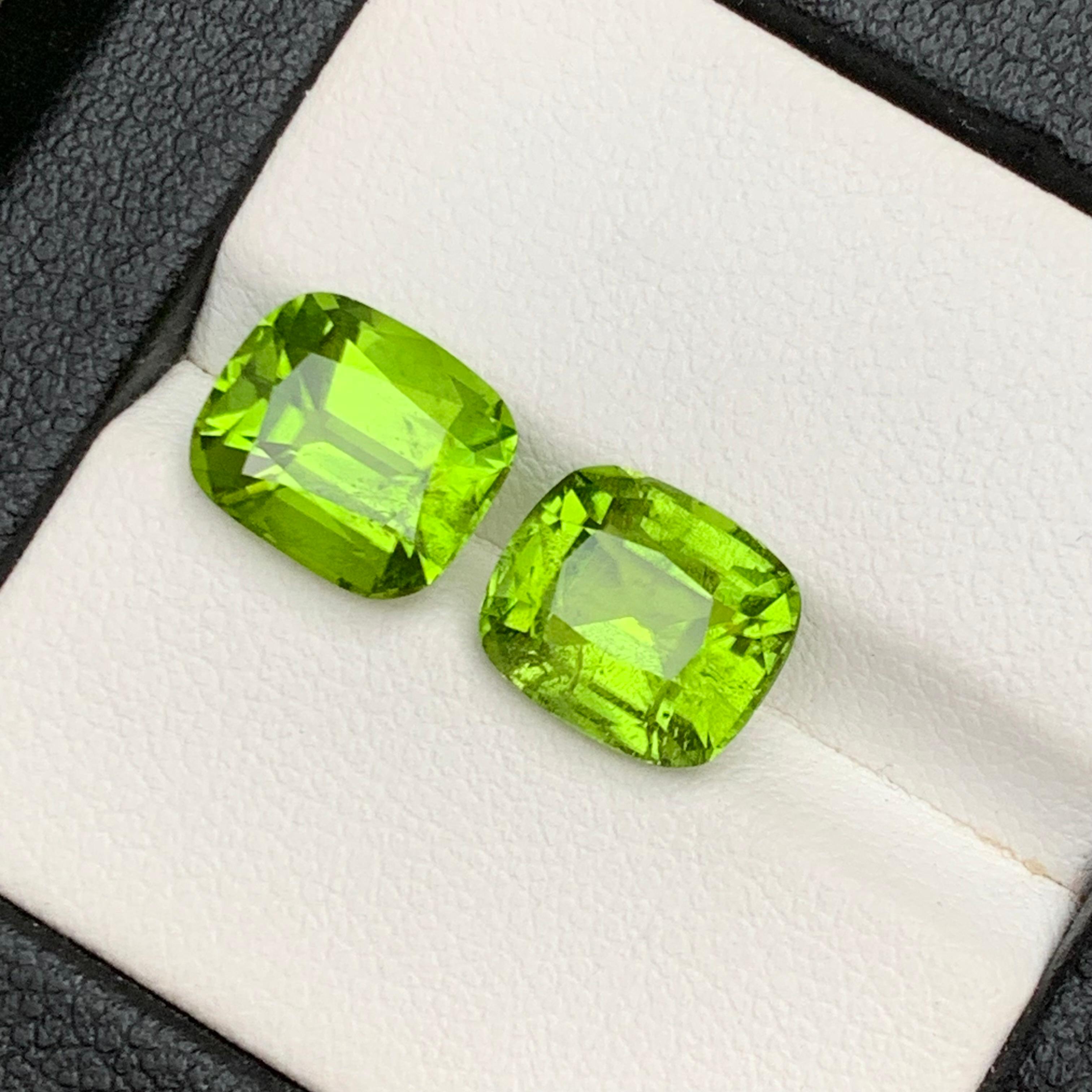 Boucles d'oreilles péridot naturel vert vif, pierres en vrac 6.75 ct taille coussin en vente 6