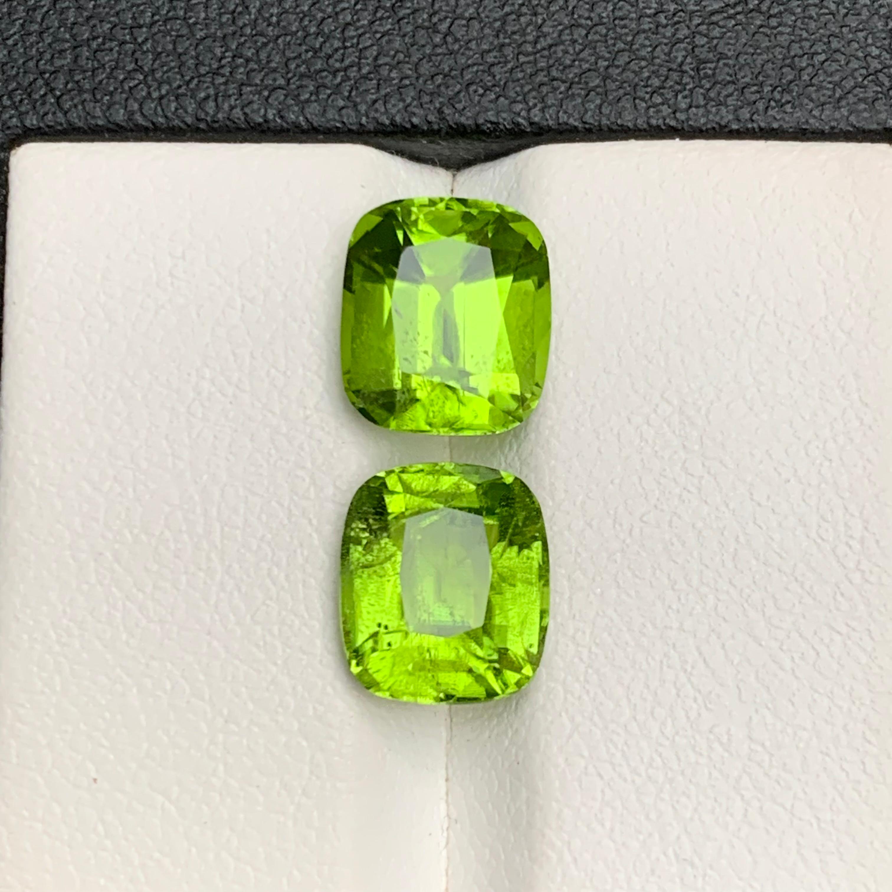 Boucles d'oreilles péridot naturel vert vif, pierres en vrac 6.75 ct taille coussin en vente 5