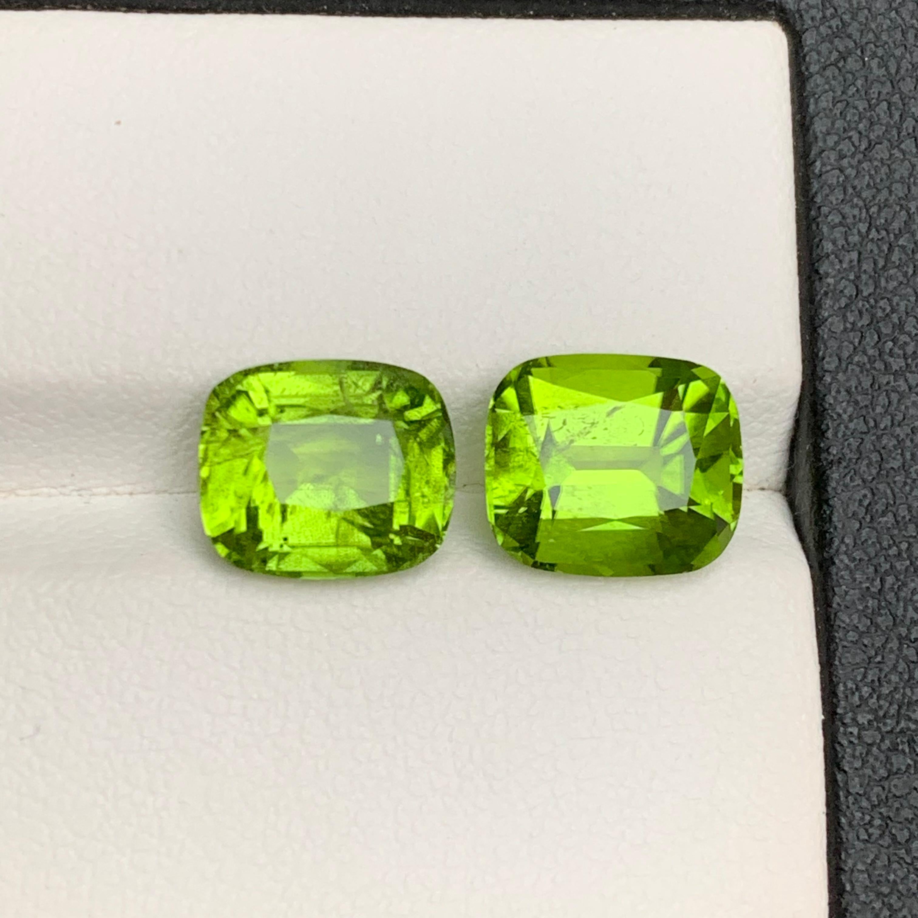 Boucles d'oreilles péridot naturel vert vif, pierres en vrac 6.75 ct taille coussin en vente 4