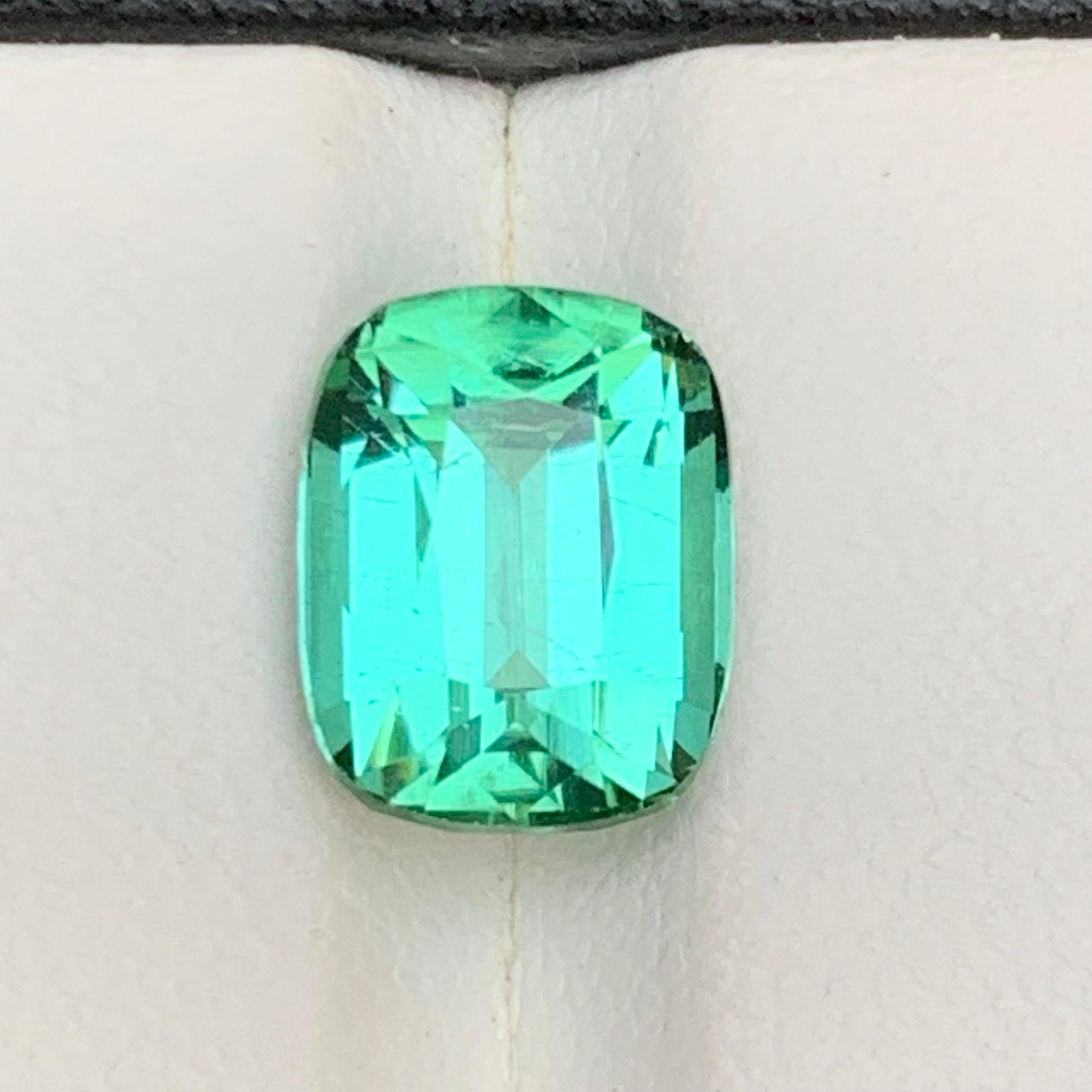 Rara gemma sfusa di tormalina naturale verde menta bluastra per anello, collana, ciondolo o qualsiasi altro gioiello, tagliata a cuscino dall'Afghanistan di Kunar!

💎 TIPO DI GEMMA: Tormalina
⚖️ PESO: 4,10 Carati
🪚 FORMA E TAGLIO: Taglio a