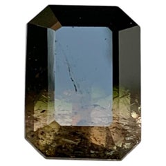 Pierre précieuse naturelle bicolore de 6.34 carats, taille émeraude, à monter sur une bague