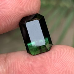 Pierre précieuse naturelle bicolore de 7.22 carats, taille émeraude, à monter sur une bague