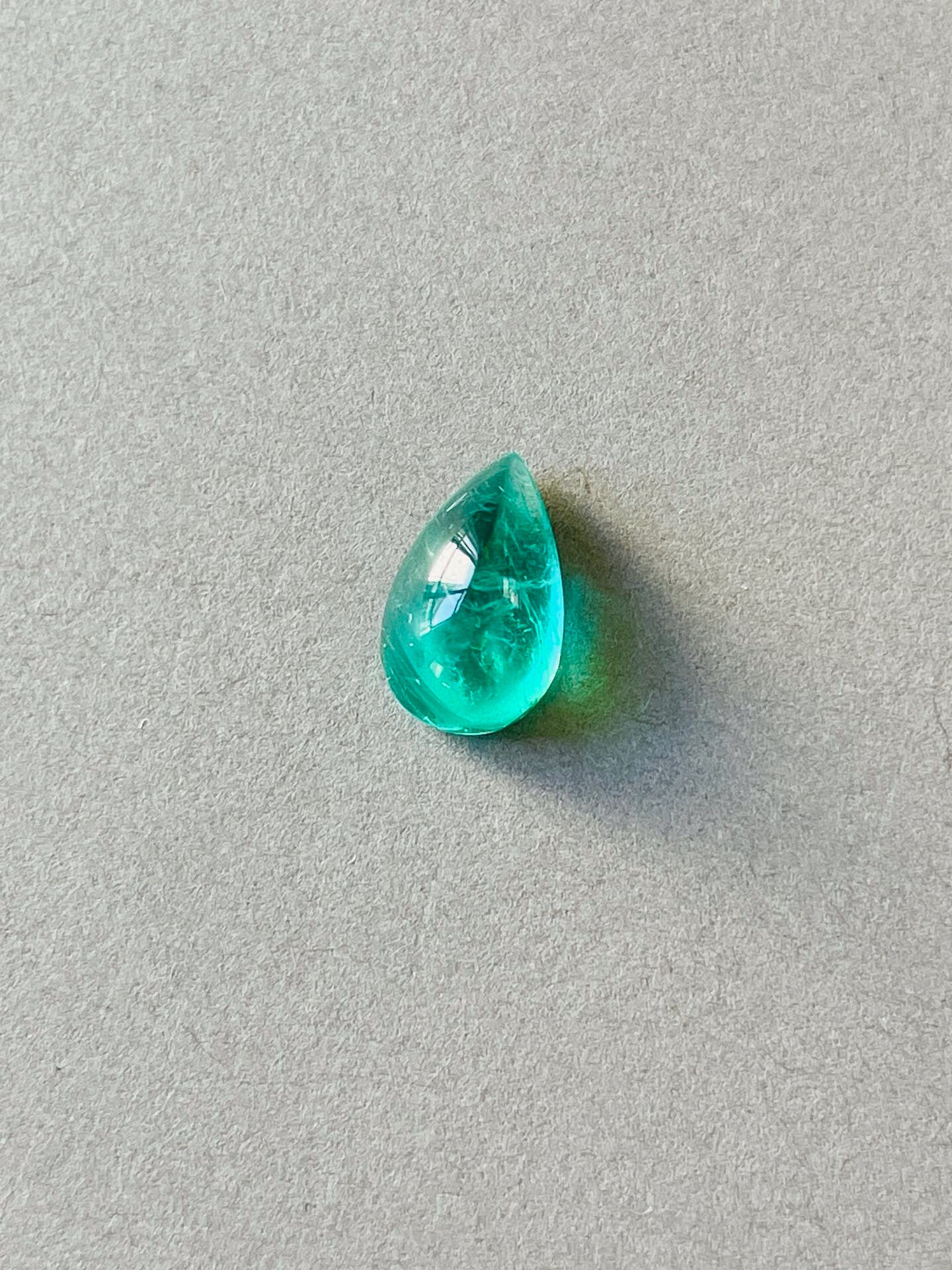2.18 carats  Rare émeraude naturelle russe certificat GUILD couleur Vivid Green

EMA77
Nom : Émeraude
Poids : 2,18 carats
Taille : 10.41*6.50*5.40mm
Origine : Russie
Couleur : Vert vif
Clarté : propre
Forme : Poire 
Coupe : Cabochon
Certificat :