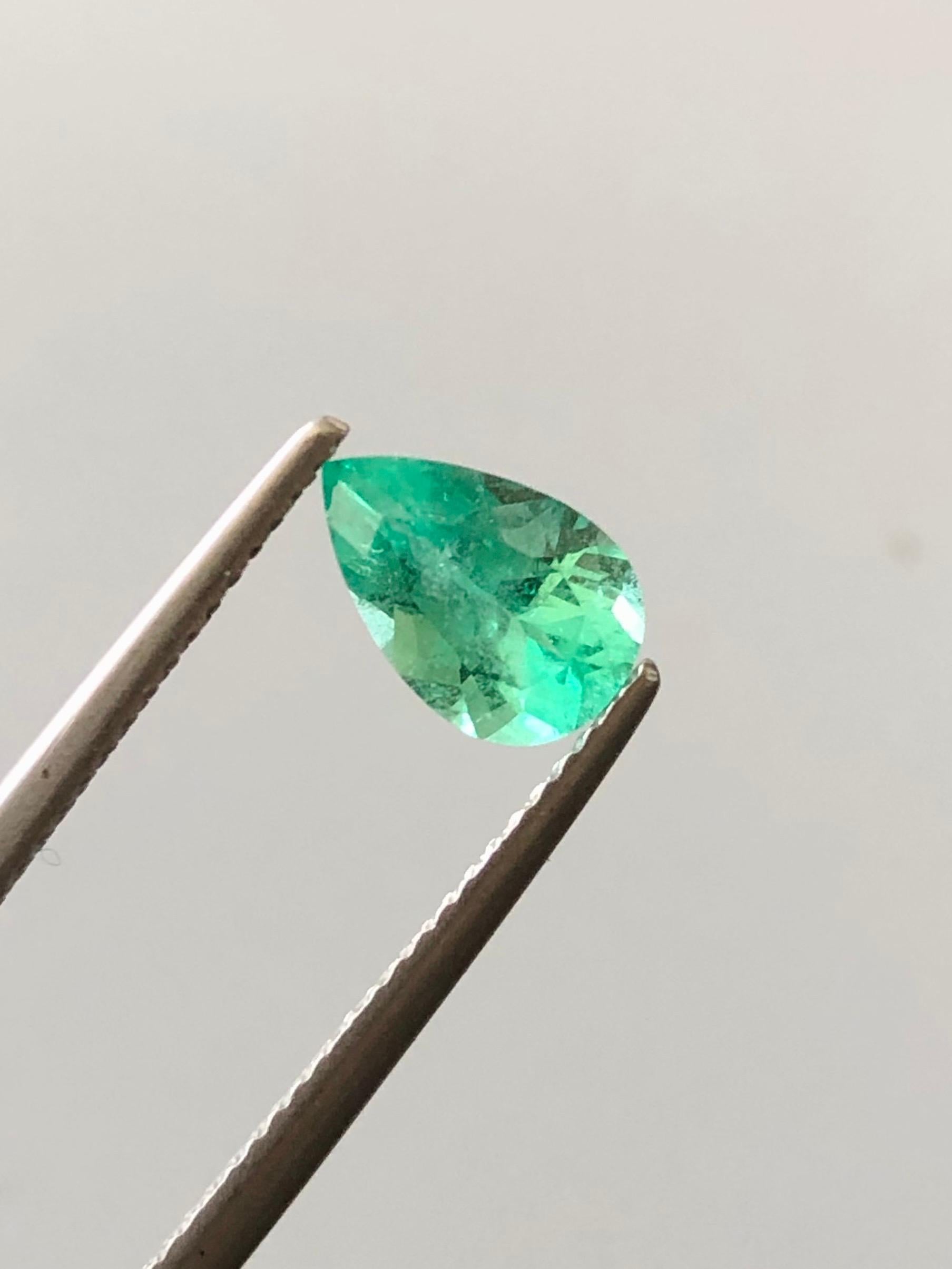 EMA135
1.10 Ct GIA certified Natural Emerald Russia No oil eye clean quality Gemstone

GEM DESCRIPTION
Species:  Natural Beryl
Variey: Natural Emerald
Weight: 1.10 Ct
Color: green 
Cut:  Excellent
Origin: Russia
Treatment :  No Heated
Laboratory
