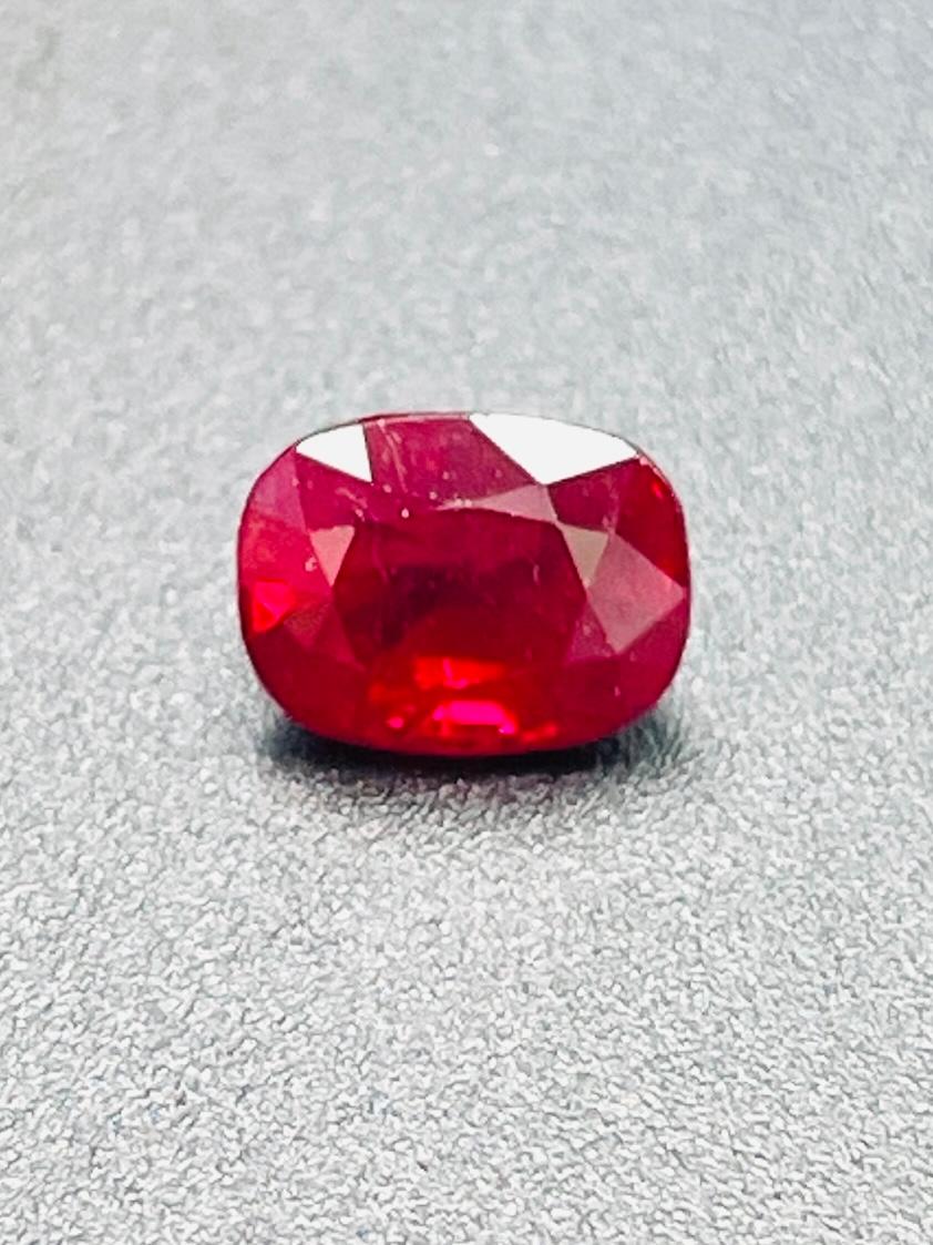 1.09 GIA-zertifiziert Natürlicher Unerhitzter Burma Rubin Taubenblut Farbe Edelstein (Ovalschliff) im Angebot