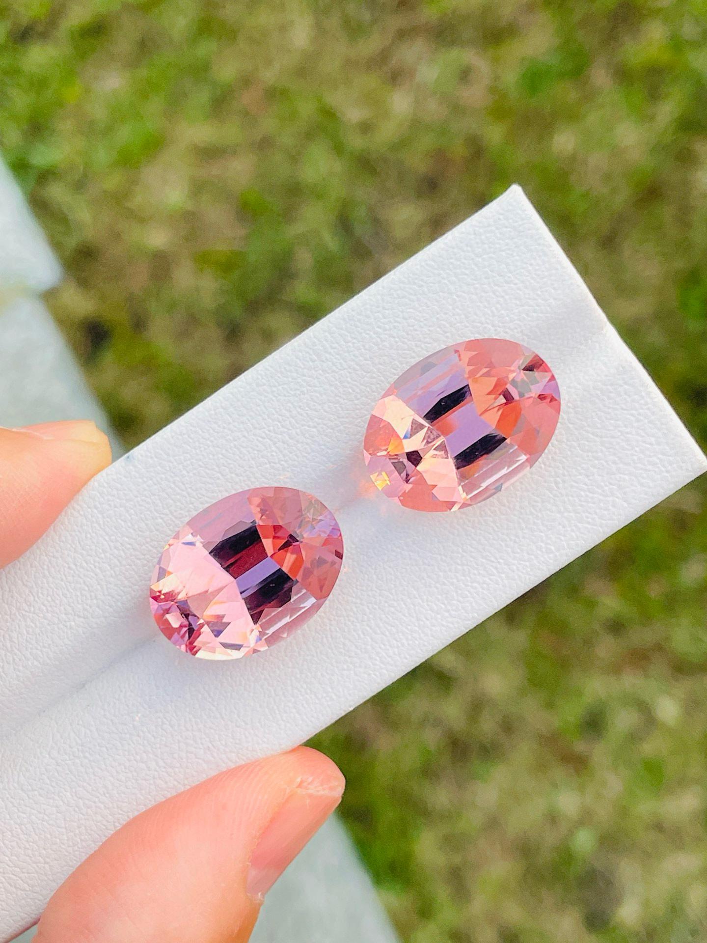 Paire de morganites rose intense du Brésil de 18,67 carats, taille parfaite Unisexe en vente