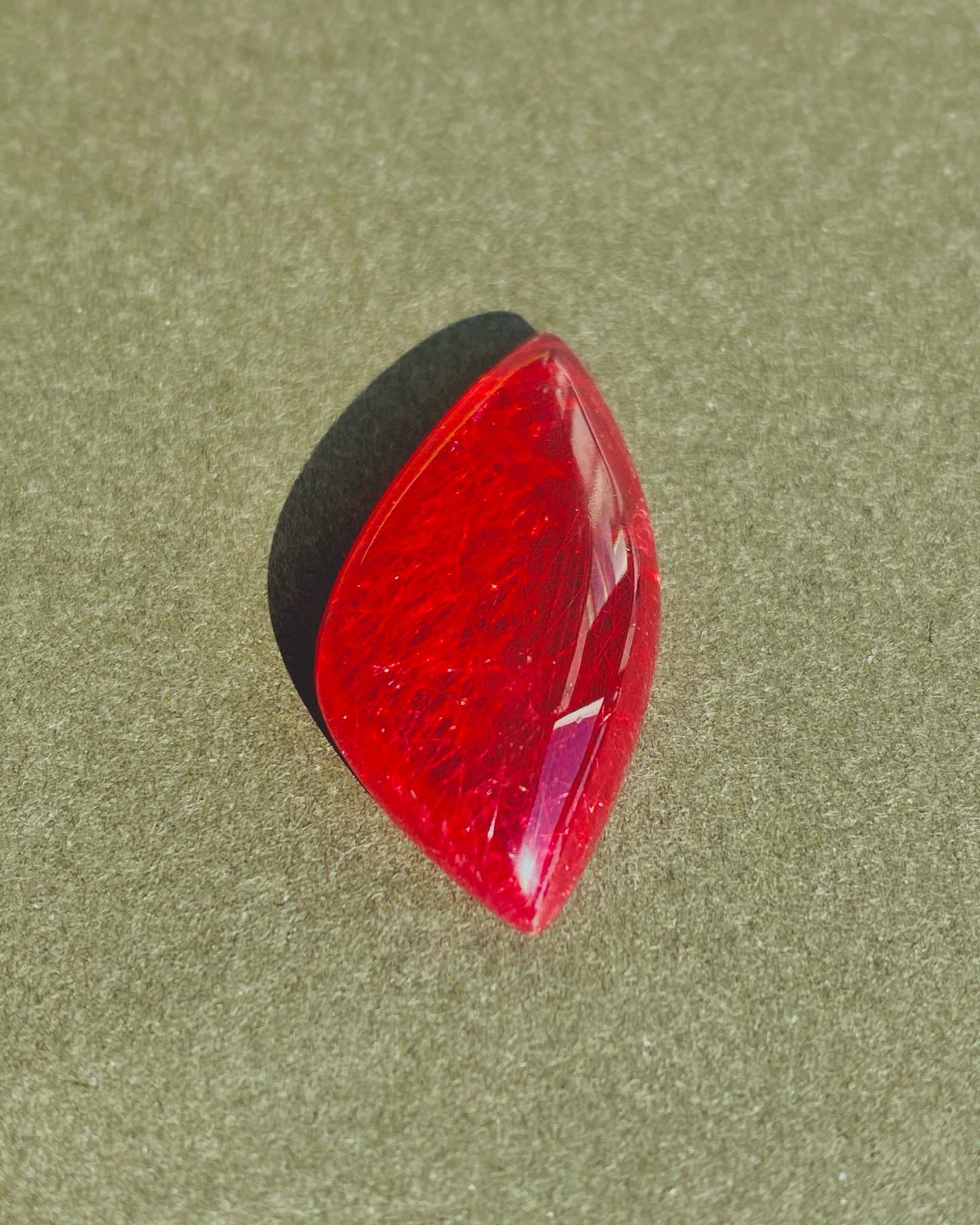Natural Rhodonite Cabochon Brazilian Gemstone Red color 22.28Ct For Sale 2