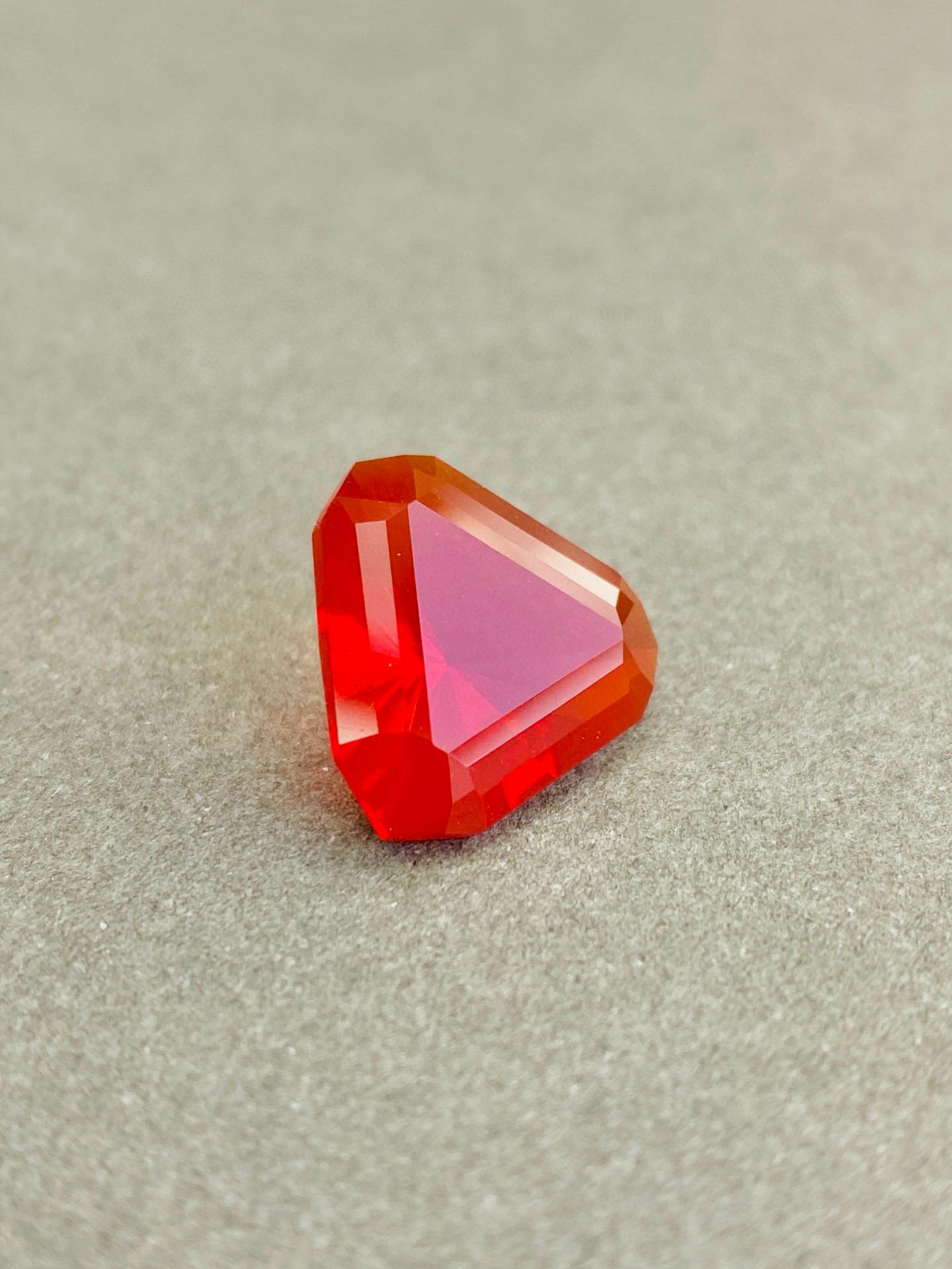 Natural True Red Mexican Opal precision cut Triangle shape Gemstone 5.14 Ct en Nuevo estado para la venta en bangkok, TH