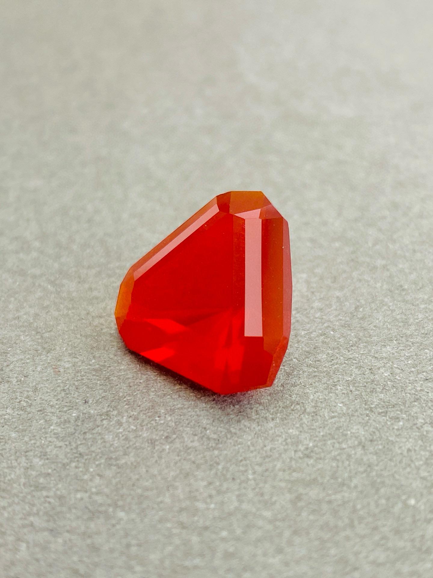 Natural True Red Mexican Opal precision cut Triangle shape Gemstone 5.14 Ct Corte trillion en venta