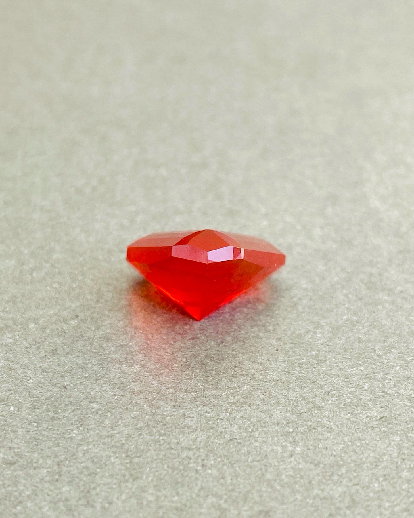 Femenino o masculino Natural True Red Mexican Opal precision cut Triangle shape Gemstone 5.14 Ct en venta