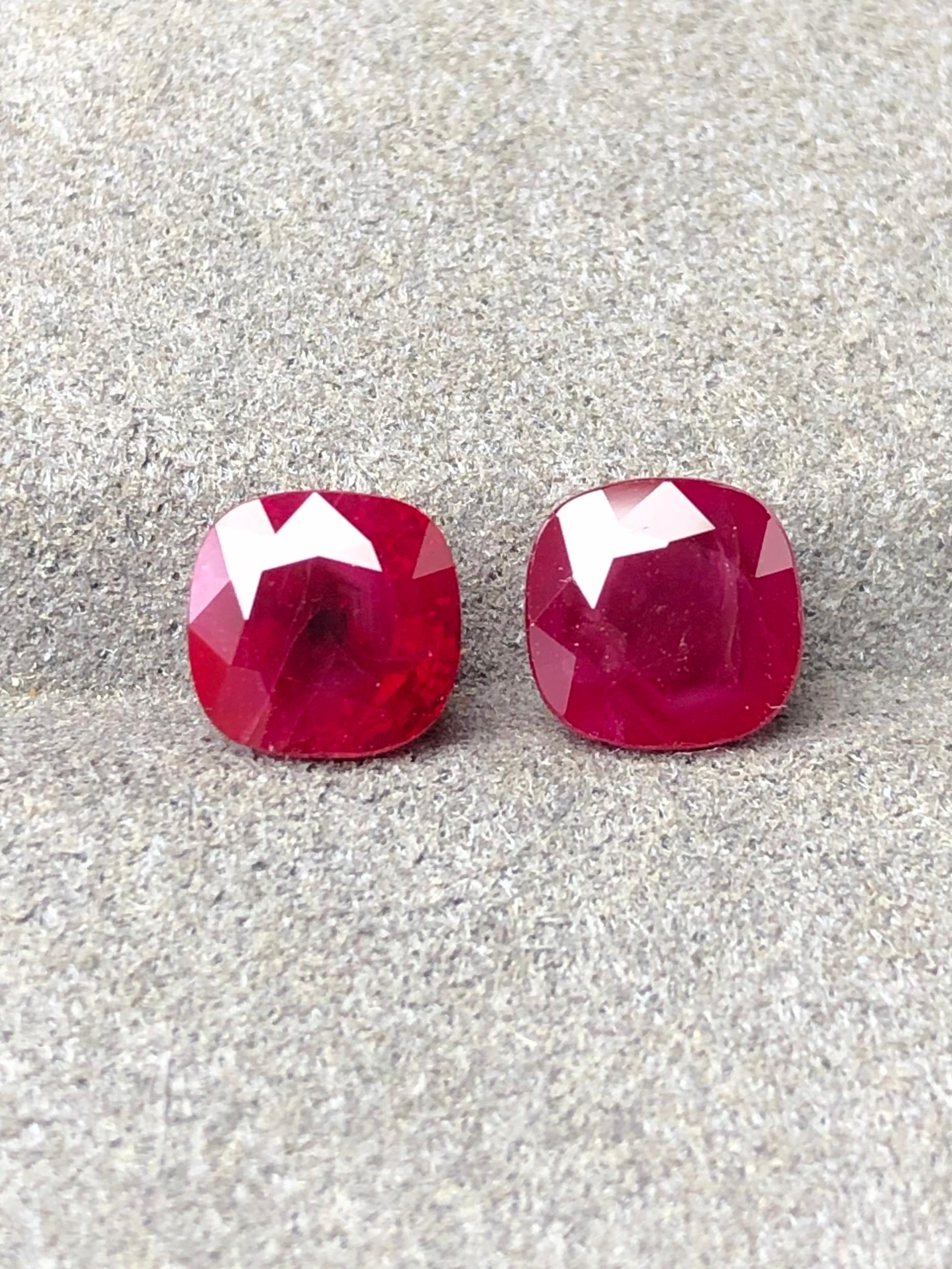 RHC01~
GIA certificate Natural Burma Ruby Pigeon Blood Color Gemstone

GEM DESCRIPTION
Species:   Natural Corumdum
Variety:  Natural Ruby 
Weight:  4.09ct/2
Color:  Pigeon Blood 
Cut:  Excellent 
Clarity:  eye clean
Origin: Burma
Treatment :  