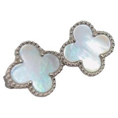 Van Cleef & Arpels Boucles d'oreilles nacre Alhambra Vintage en or blanc 18K