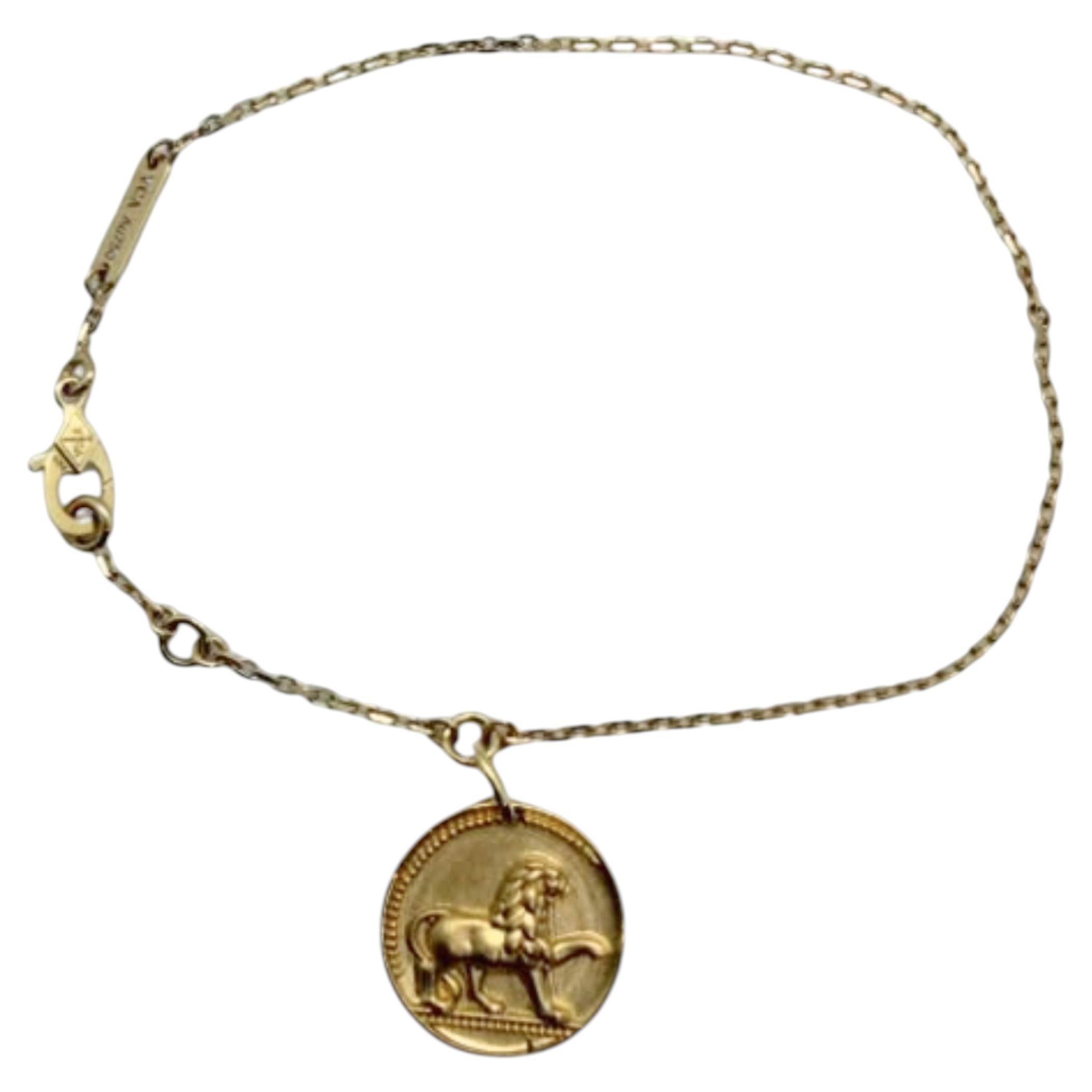 What does the Van Cleef & Arpels clover represent?