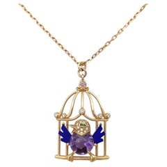Cartier Vintage-Anhänger „Vogelkäfig“ mit Papagei, Amethyst, Lapislazuli und Diamanten, 18 Karat Gelbgold