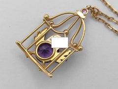Cartier Vintage-Anhänger „Vogelkäfig“ mit Papagei, Amethyst, Lapislazuli und Diamanten, 18 Karat Gelbgold