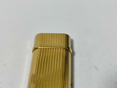Briquet Cartier vintage en métal strié, couleur or