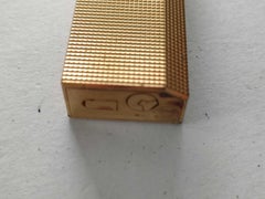 Accendino Cartier vintage in metallo dorato con finitura ruvida