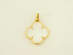 Pendentif Van Cleef & Arpels Alhambra en nacre blanche et or 18 carats