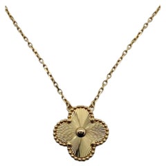 Collana con ciondolo Vintage Alhambra Guilloche in oro giallo 18 carati di Van Cleef & Arpels