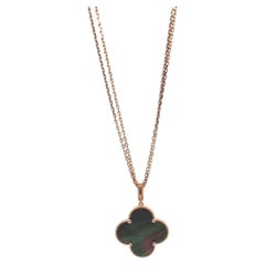 Collana Van Cleef & Arpels della collezione Magic Alhambra in madreperla grigia e nera, oro rosa