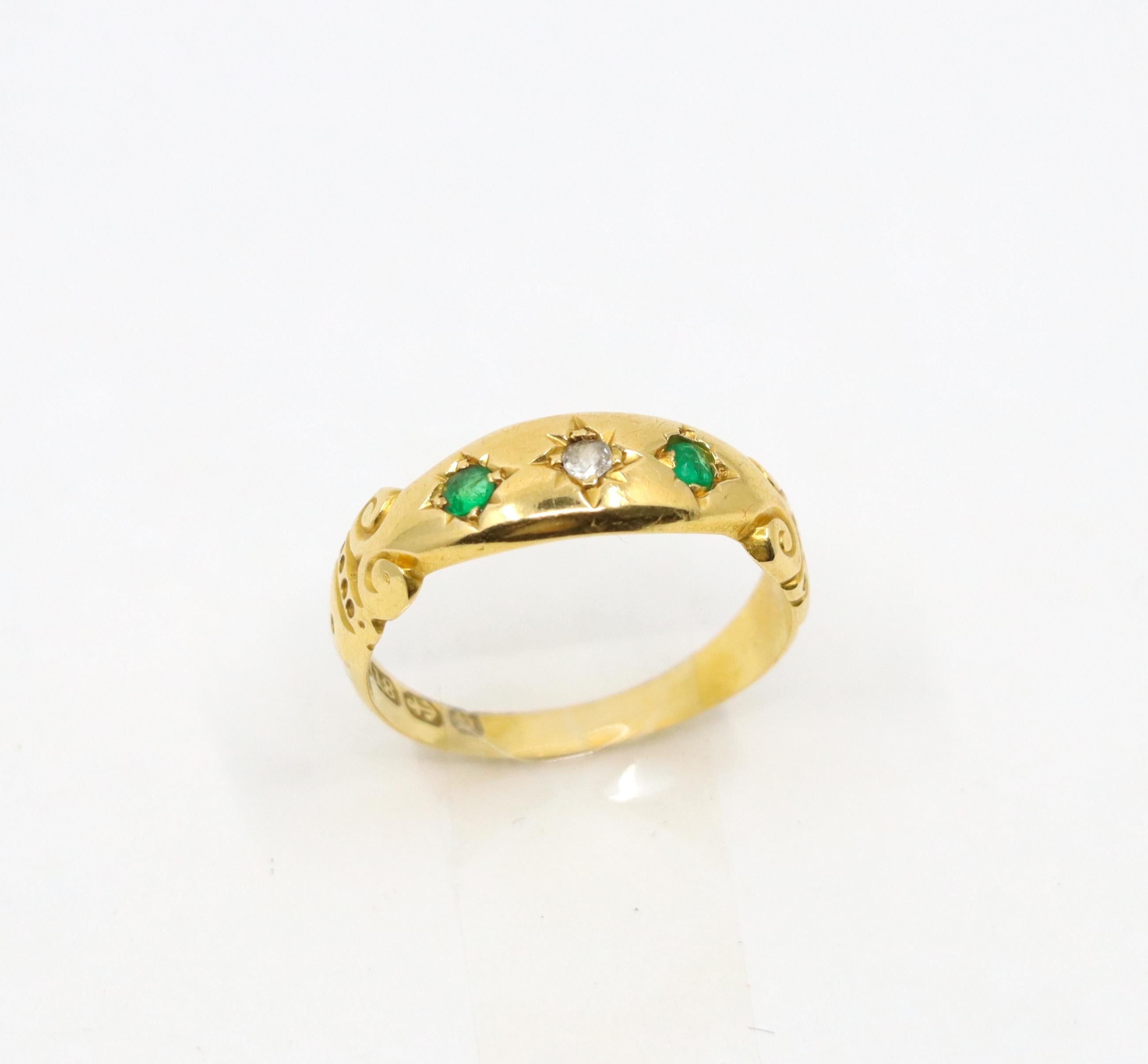 Bague ancienne en or 18K avec diamant et émeraude Bon état - En vente à Flushing, NY