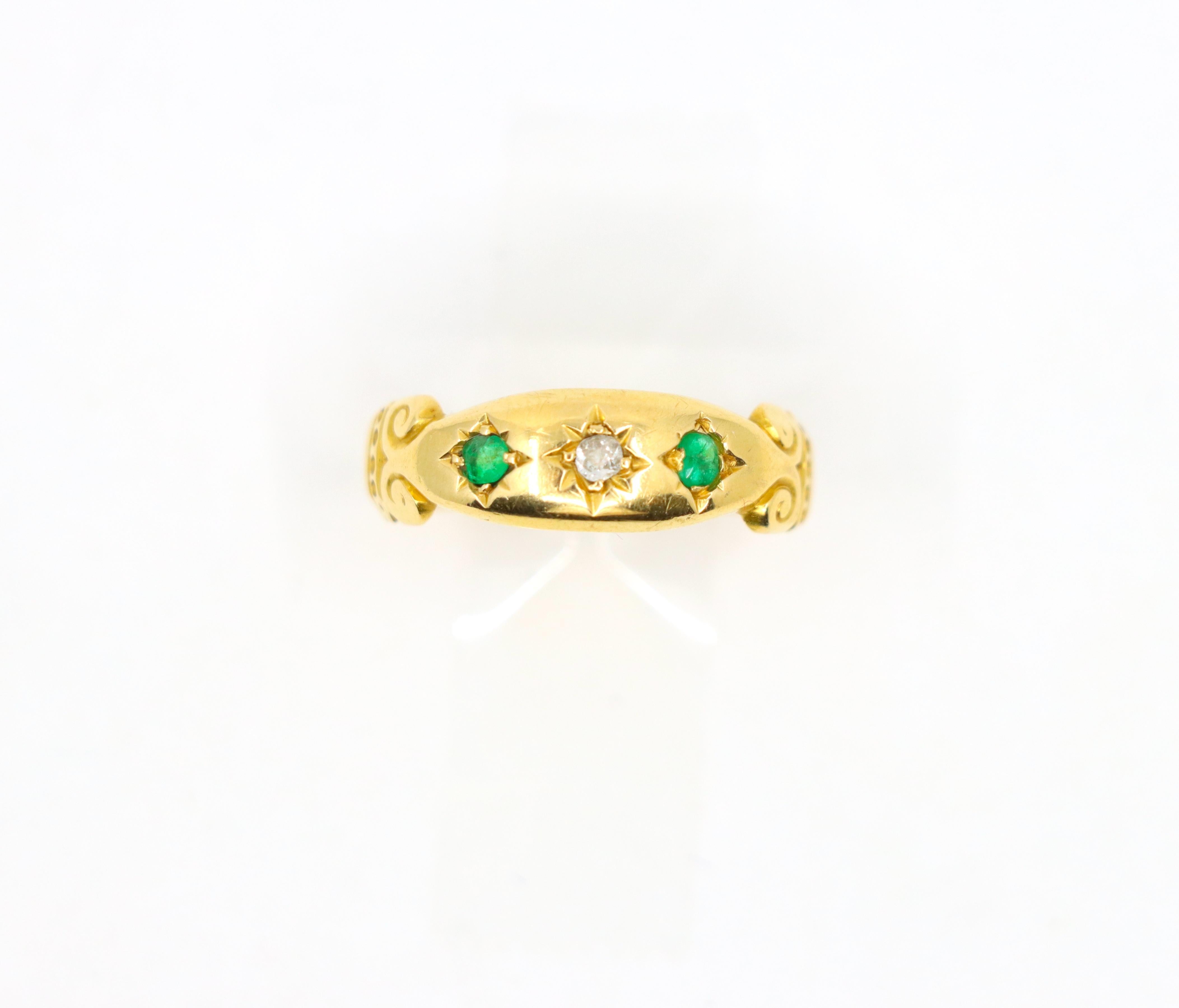 Taille brillant Bague ancienne en or 18K avec diamant et émeraude en vente