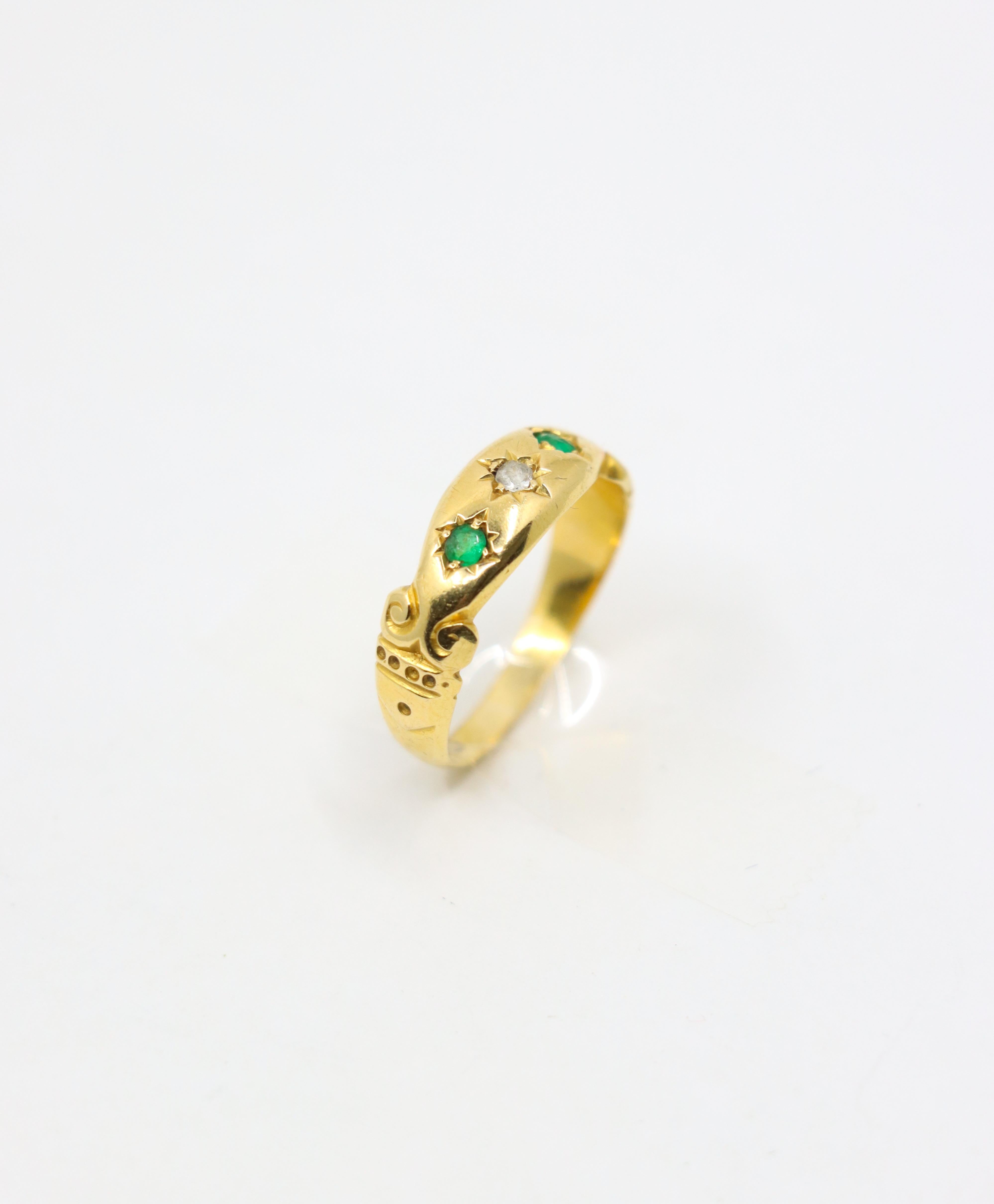 Bague ancienne en or 18K avec diamant et émeraude Pour femmes en vente