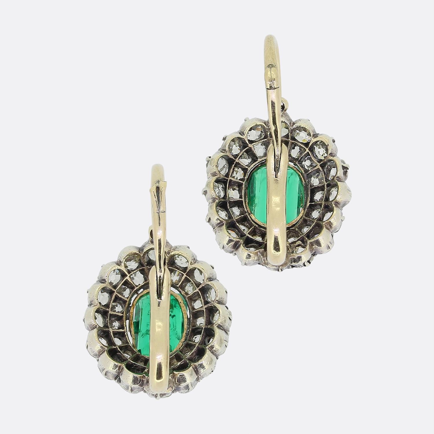 Taille émeraude Boucles d'oreilles anciennes en émeraude et diamants en vente