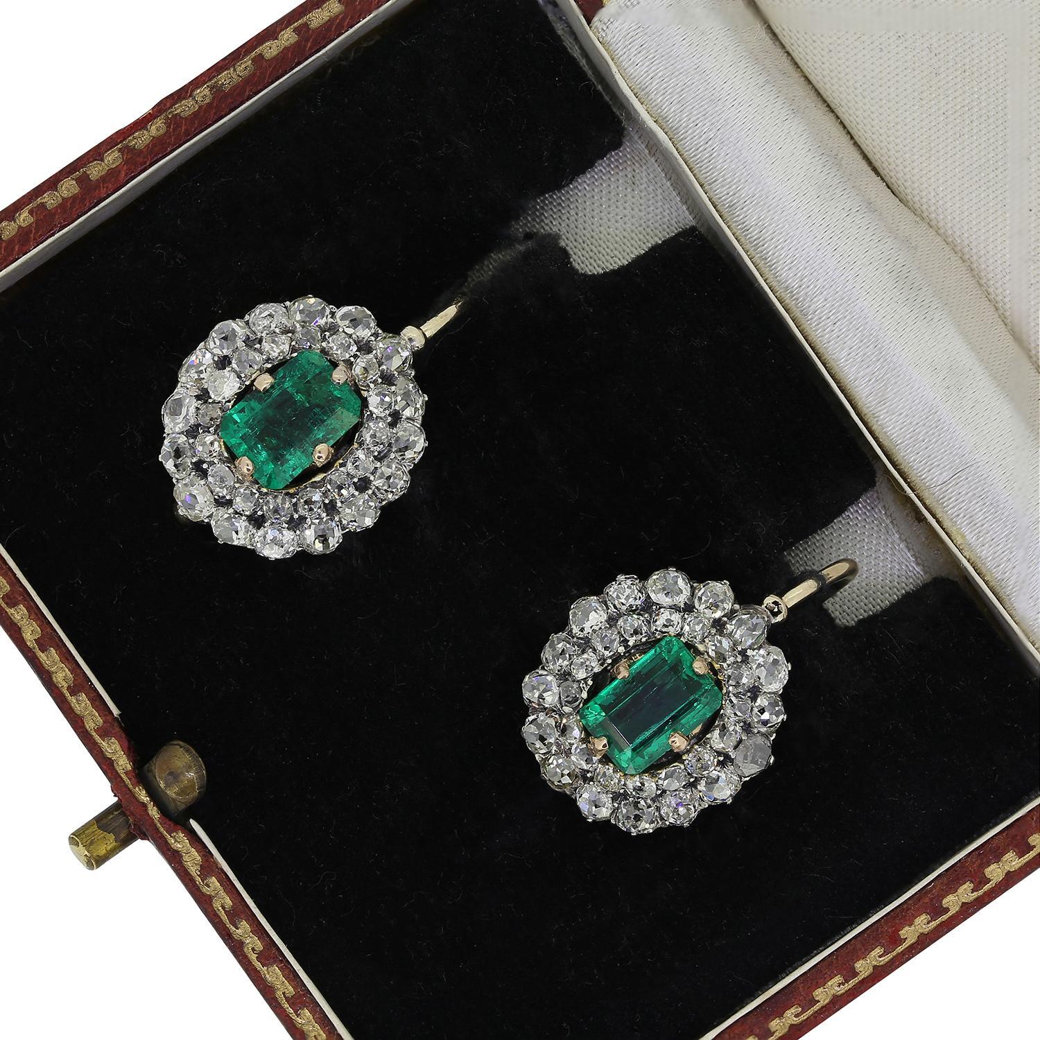 Nous avons ici une paire de boucles d'oreilles en forme d'émeraude et de diamant du début de la période victorienne. Chaque pièce est ornée d'une émeraude colombienne centrale de forme rayonnante, d'une riche couleur verte vibrante. Ces pierres