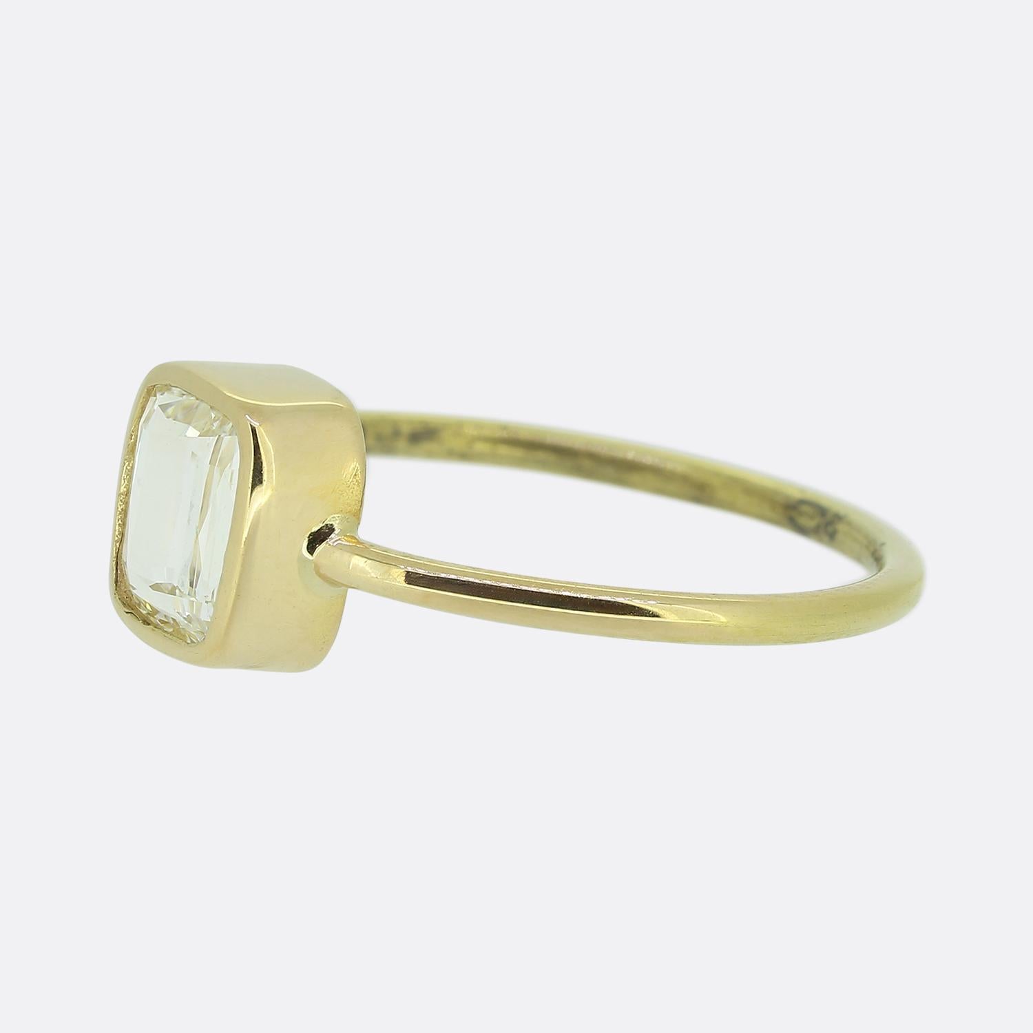 Hier haben wir einen bezaubernden Diamant-Solitärring. Dieses zeitgenössische Stück zeichnet sich durch einen einzelnen modifizierten Diamanten im Kissenschliff in der Mitte der Vorderseite aus, der sowohl reine als auch weiße Eigenschaften besitzt.