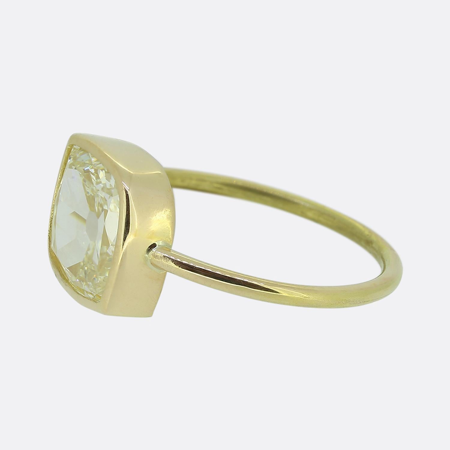 Hier haben wir einen wunderschönen Diamant-Solitärring. In der Mitte des Gesichts befindet sich ein beeindruckender Diamant von 3,36 Karat, der eine geschwungene, drachenähnliche Form hat. Dieser einzigartige Stein sitzt allein und stolz in einer