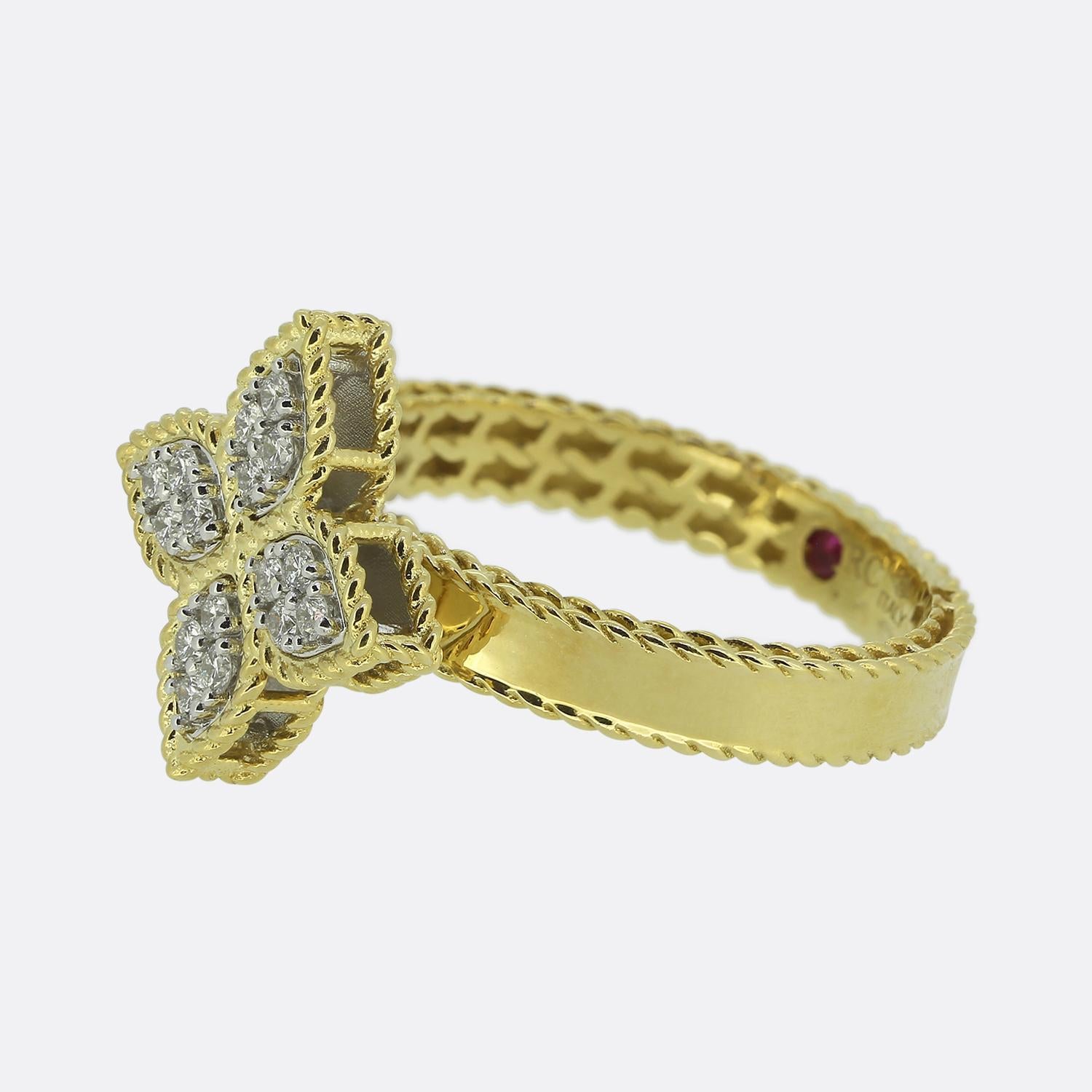 Hier haben wir einen atemberaubenden Diamantring von Robert Coin. Das Zifferblatt zeigt ein bezauberndes florales Design aus vier marquiseförmigen Büscheln, die jeweils mit strahlend weißen, runden Brillanten besetzt sind. Diese Cluster werden
