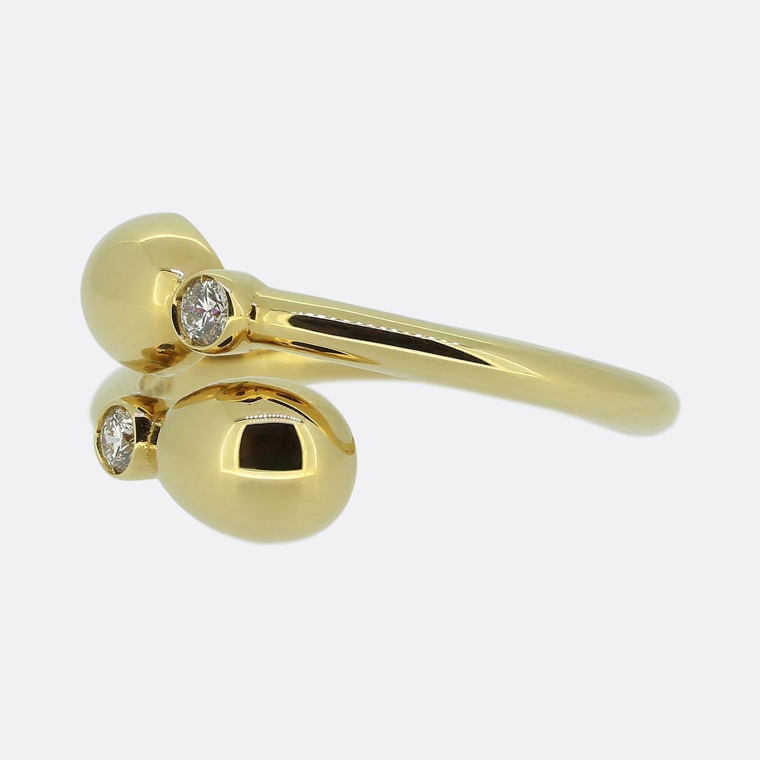 Hier haben wir einen fabelhaften zeitgenössischen Fabergé-Diamantring. Der Ring zeigt zwei runde Diamanten im Brillantschliff, die jeweils in einer eigenen Zargenfassung gefasst sind. Das Design zeichnet sich durch ein einzigartiges
