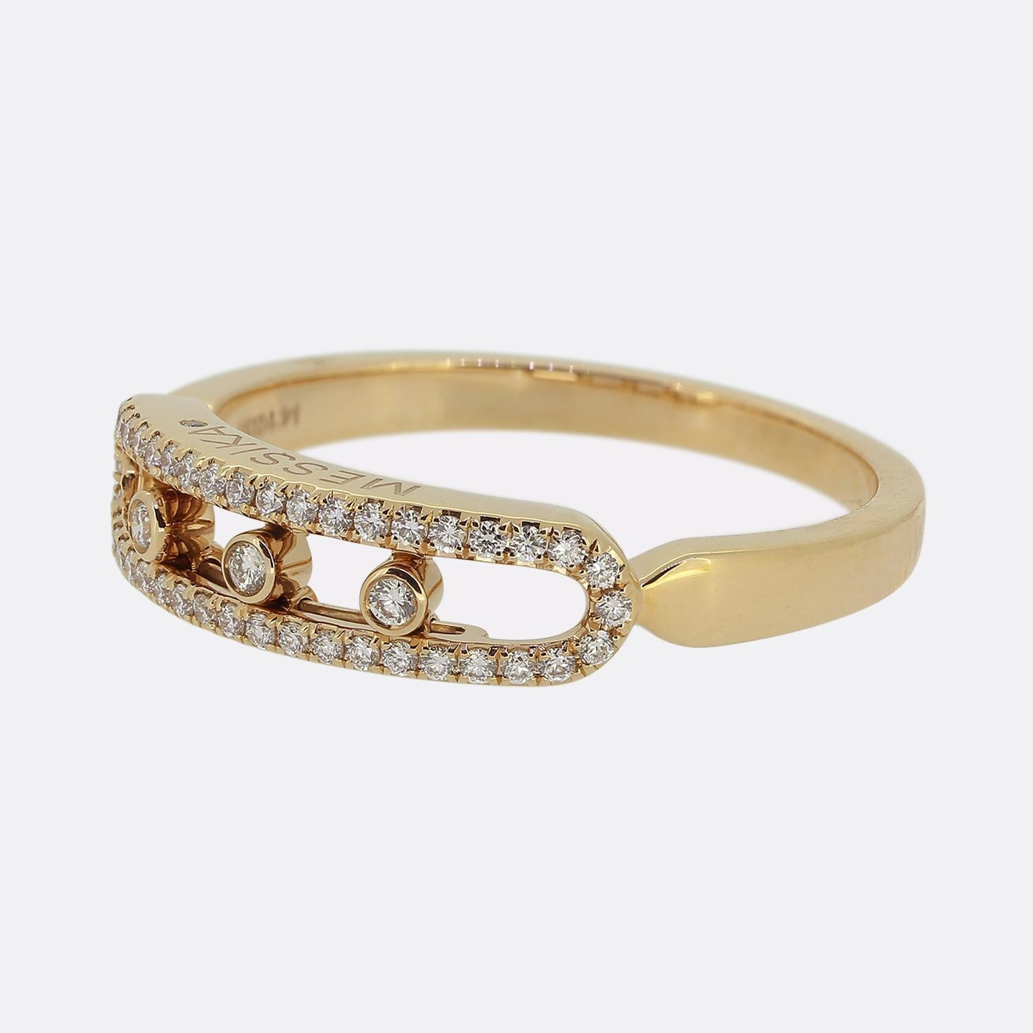 Hier haben wir einen bezaubernden Diamantring von Messika. Dieses Schmuckstück ist mit drei beweglichen runden Brillanten besetzt, von denen jeder in einen einzigartigen offenen Rahmen eingefasst ist. Die Diamanten sind in eine Fassung aus