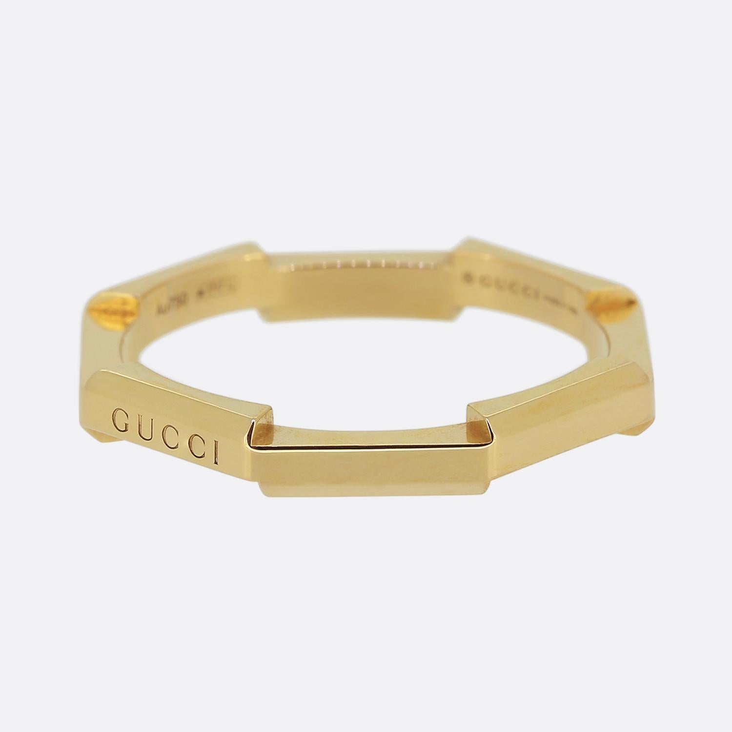 Ecco un sorprendente anello a fascia del famoso stilista italiano Gucci. Il design è caratterizzato da una fascia geometrica a forma esagonale realizzata in lussuoso oro rosa 18ct. Il cinturino è elegante e spigoloso, con il nome 