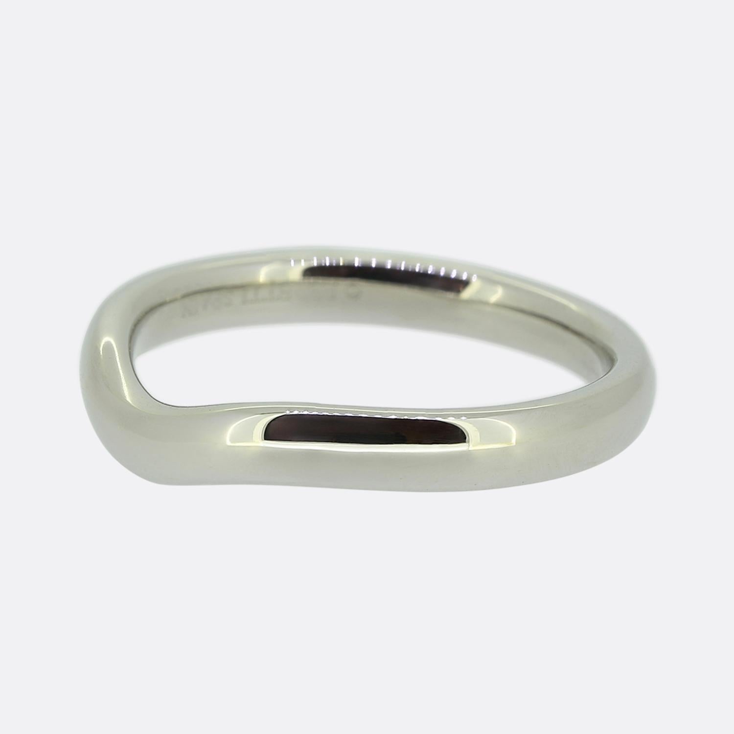 Qui abbiamo un'elegante fede in platino di Tiffany & Co. tratta da una collezione Elsa Peretti. Il design è caratterizzato da un sottile contorno a onda che aggiunge un tocco moderno alla sua forma minimalista, permettendogli di posizionarsi
