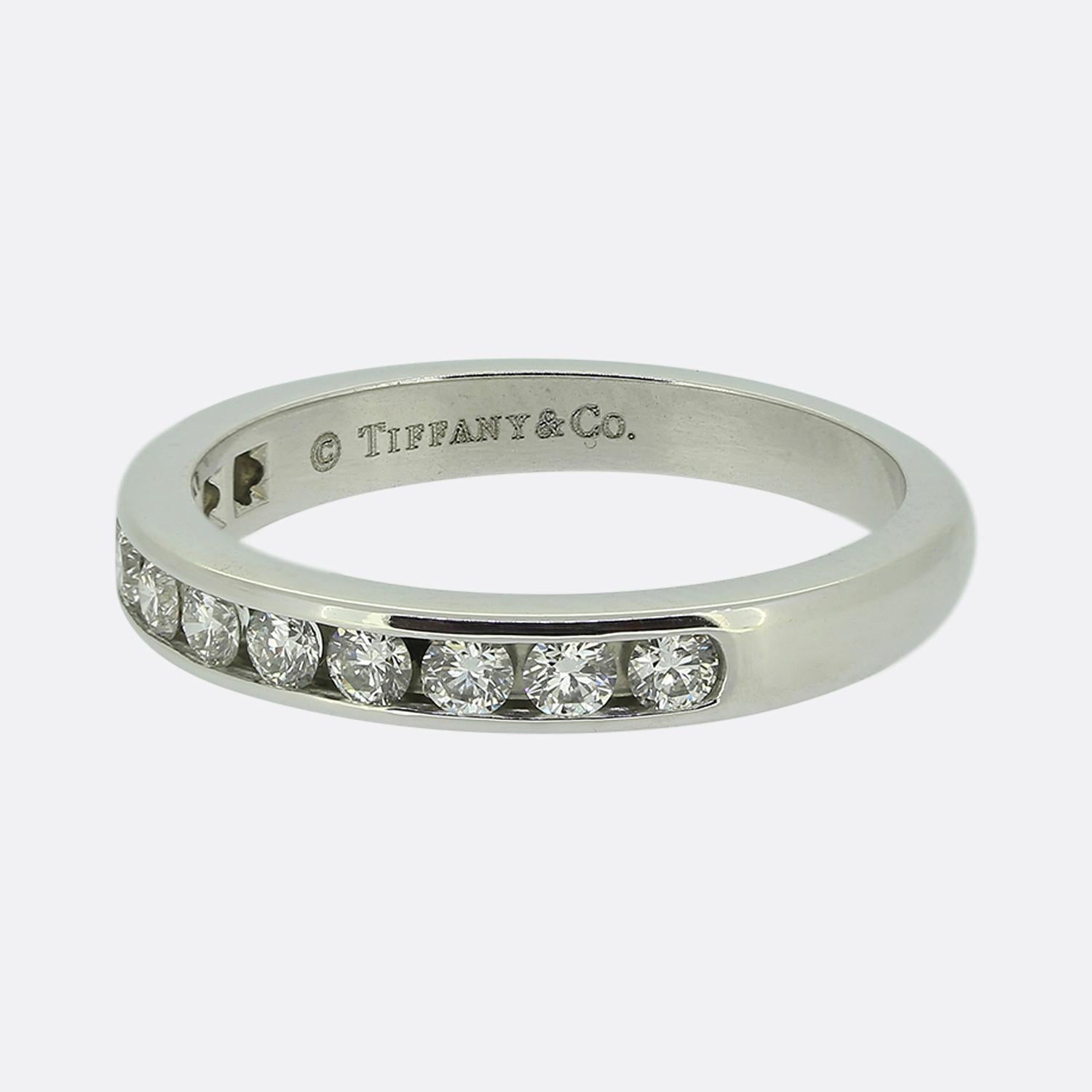 Hier haben wir einen raffinierten Diamantring mit halber Ewigkeit von dem weltbekannten Schmuckdesigner Tiffany & Co. Dieses Schmuckstück ist mit elf runden Diamanten im Brillantschliff besetzt, von denen jeder in der Mitte der Vorderseite einen