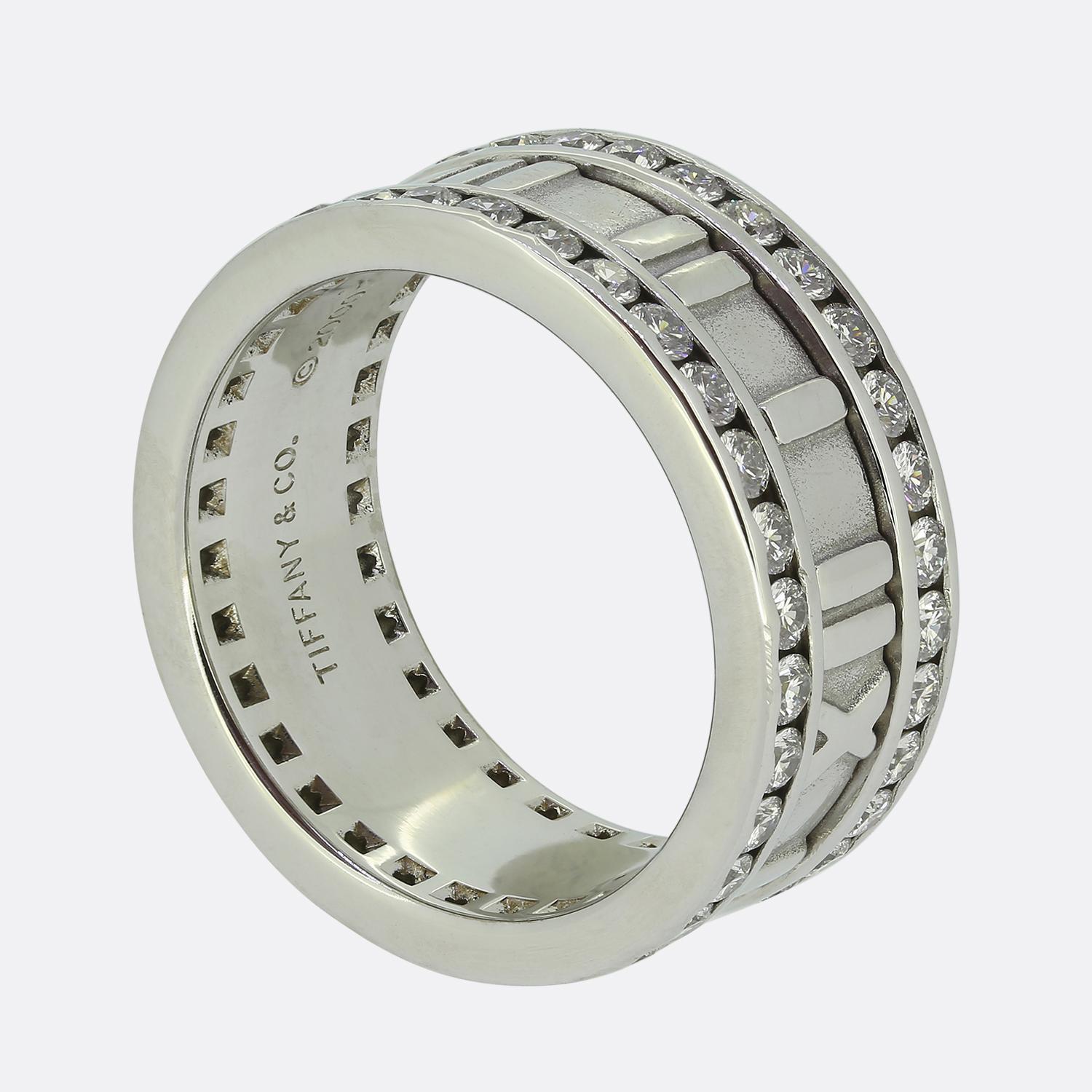 Ecco un anello con diamante in oro bianco da 18 carati di Tiffany & Co., un designer di gioielli di lusso di fama mondiale. Questo anello fa parte della collezione Atlas e presenta 64 diamanti rotondi taglio brillante con il classico e audace design