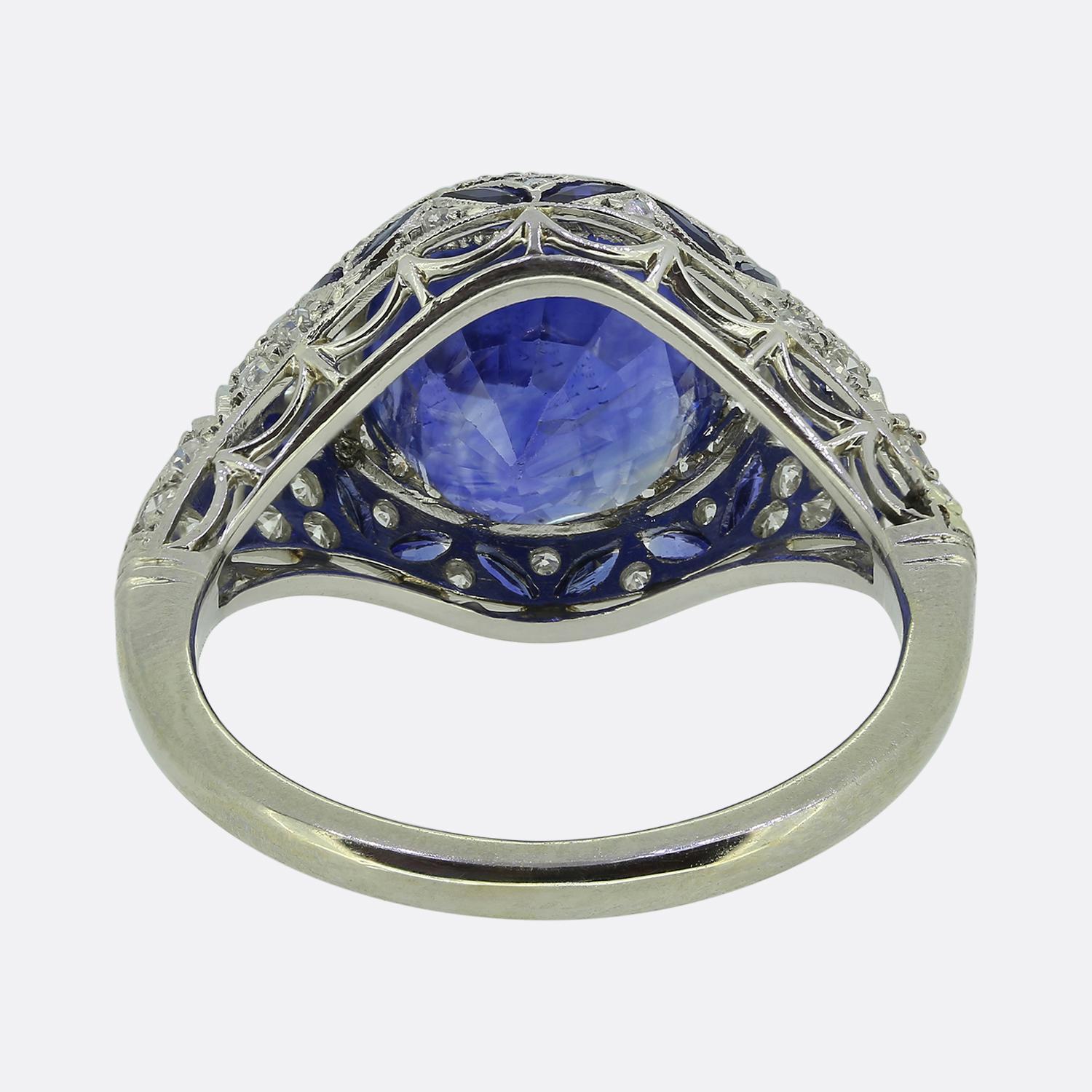 Taglio ovale Anello Art Deco con zaffiro di Ceylon e diamanti da 5,12 carati in vendita