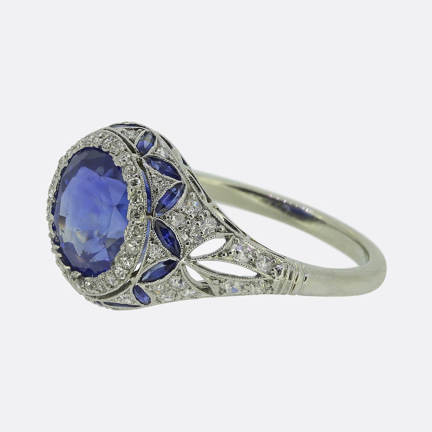 Ecco uno squisito anello con zaffiro e diamante realizzato durante il movimento Art Déco. Questo pezzo mette in mostra un affascinante zaffiro blu naturale di Ceylon al centro del quadrante. La tonalità di colore di questa vibrante pietra principale