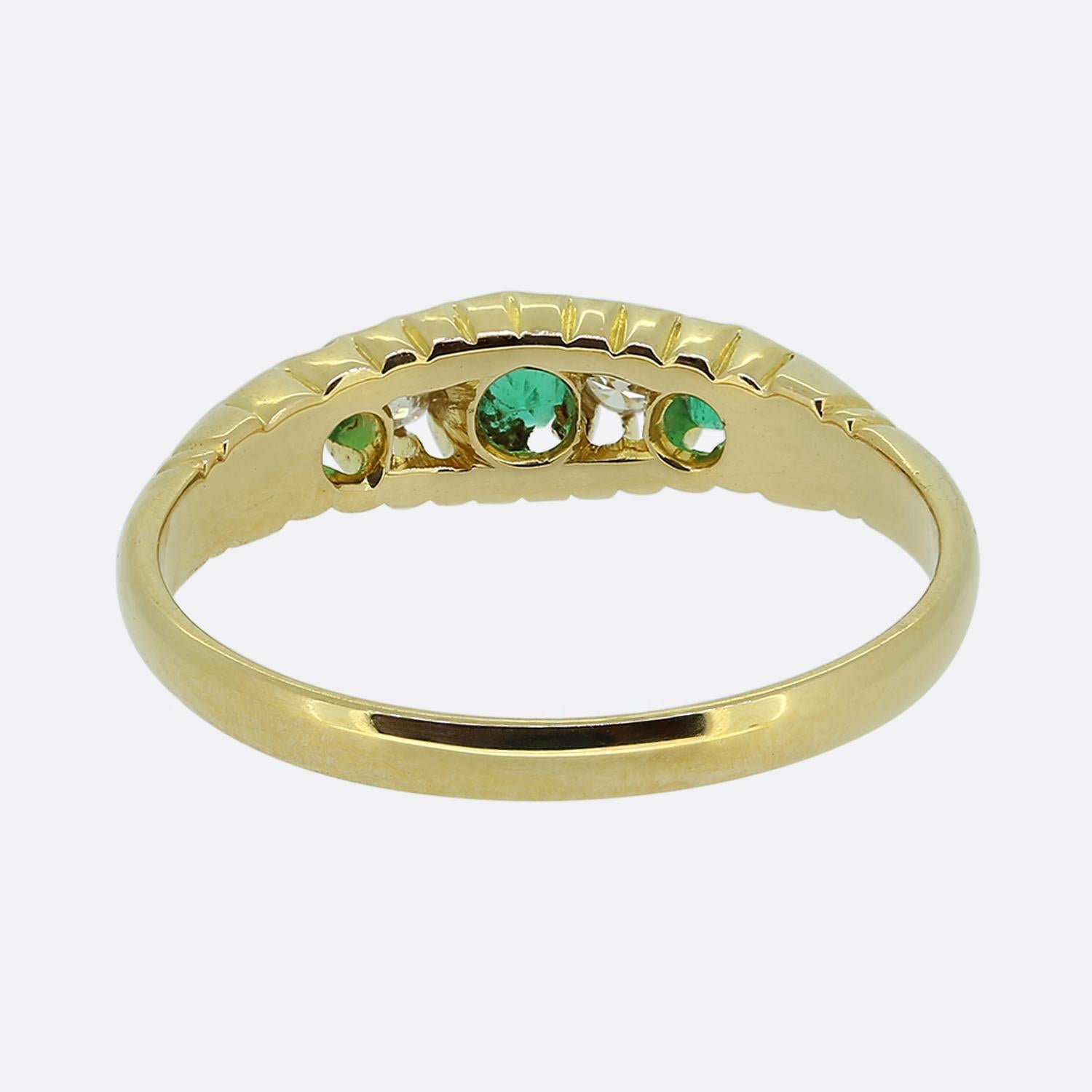 Taille émeraude Bague édouardienne à cinq pierres, émeraude et diamant en vente