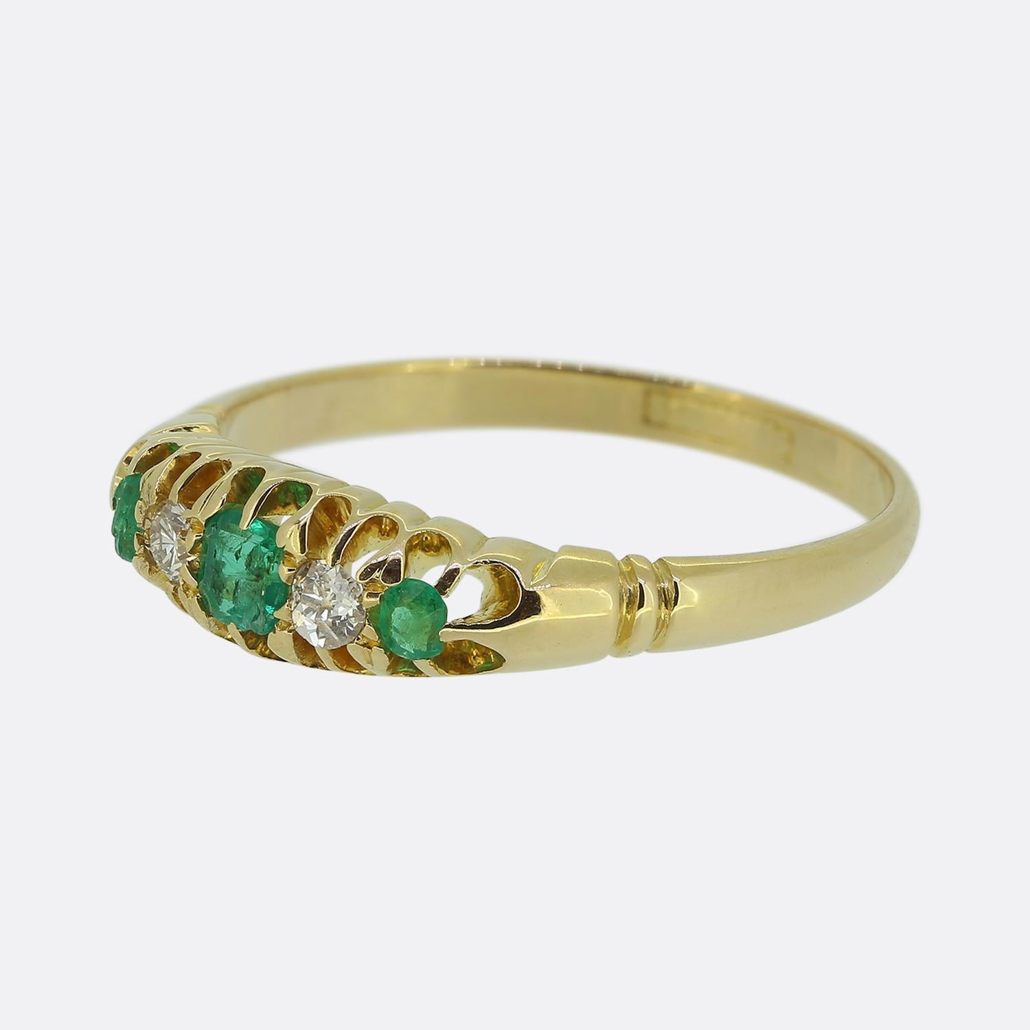 Nous avons ici une bague à cinq pierres en émeraude et en diamant datant de la période édouardienne. Cette bague ancienne présente deux diamants ronds facettés de taille ancienne et un trio d'émeraudes vertes électriques en alternance. La monture a