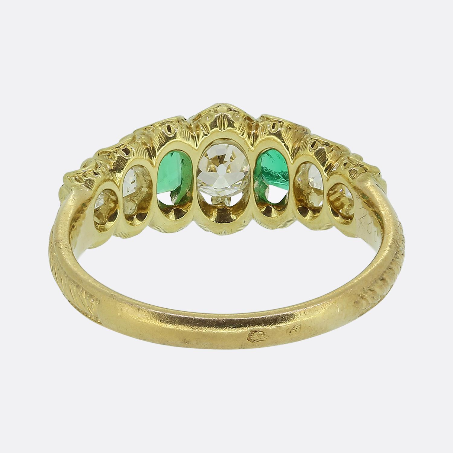 Taille ovale Bague victorienne à sept pierres en émeraude et diamant en vente