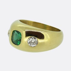 Anillo antiguo de tres piedras con esmeralda y diamantes