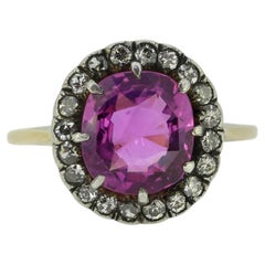 Anello vittoriano con zaffiro rosa birmano da 2,90 carati e diamanti a grappolo