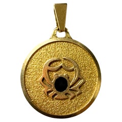 Ciondolo vintage francese con il segno zodiacale del Cancro in oro giallo 18 carati